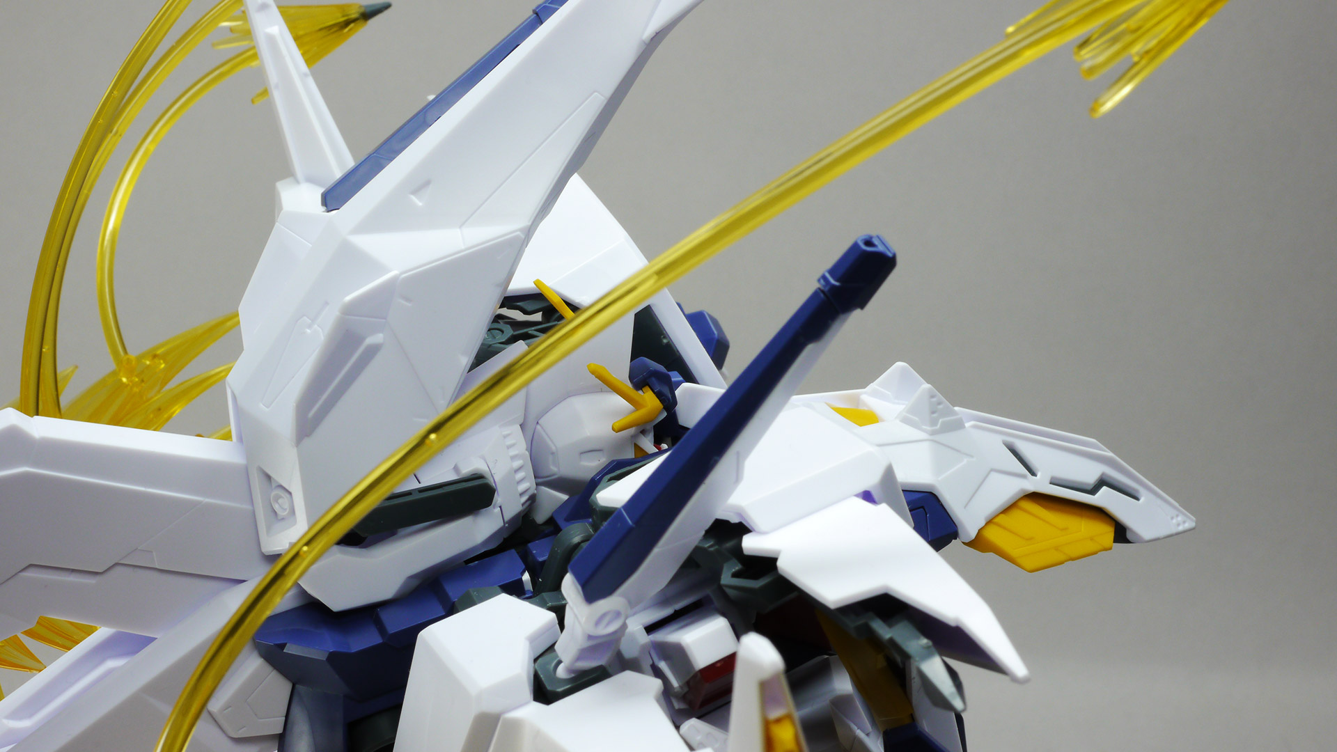 対峙する2機のガンダム。当初ビーム・サーベルで斬り合うものの決着はつかない。いったん距離を取りお互いがファンネル・ミサイルの応酬に切り替えて再び距離を詰める2機の結末は……