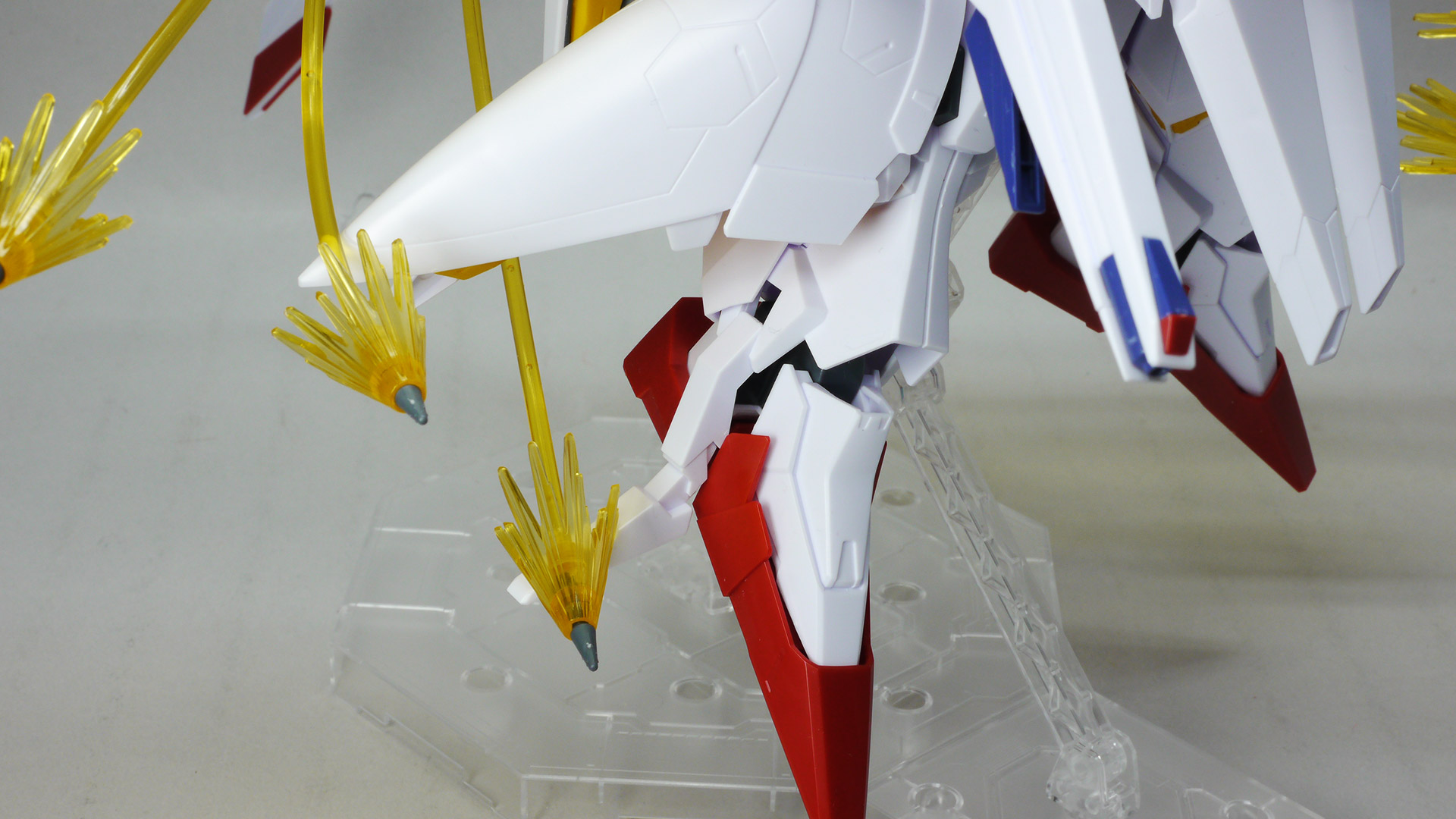 対峙する2機のガンダム。当初ビーム・サーベルで斬り合うものの決着はつかない。いったん距離を取りお互いがファンネル・ミサイルの応酬に切り替えて再び距離を詰める2機の結末は……