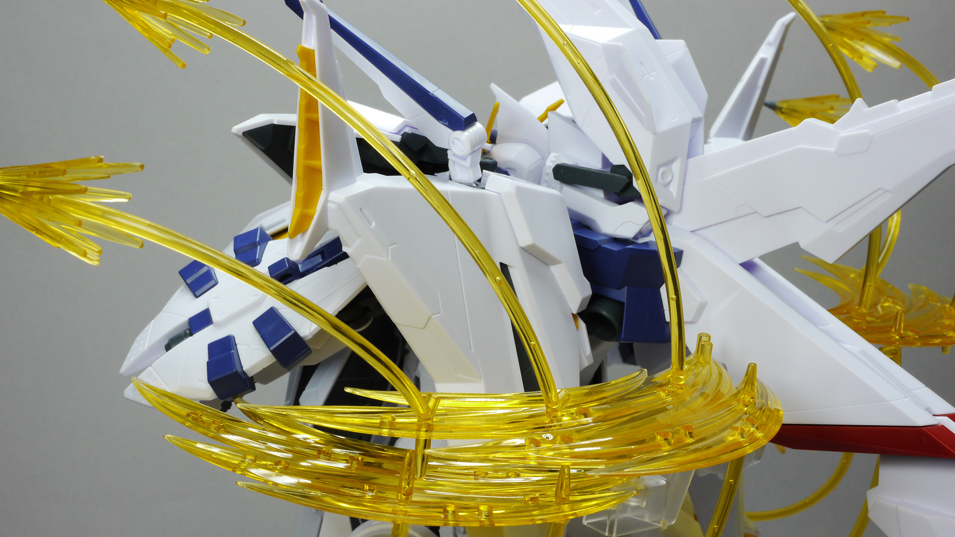 対峙する2機のガンダム。当初ビーム・サーベルで斬り合うものの決着はつかない。いったん距離を取りお互いがファンネル・ミサイルの応酬に切り替えて再び距離を詰める2機の結末は……