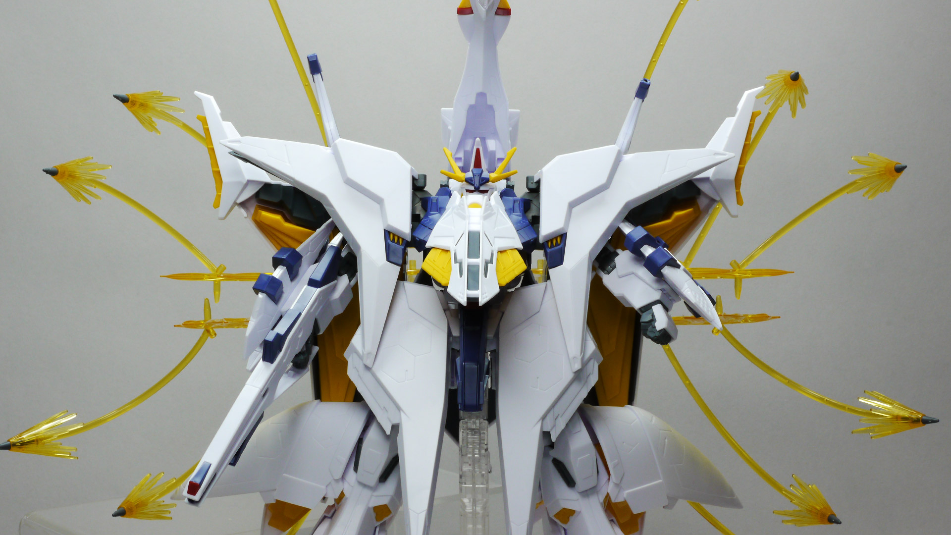 対峙する2機のガンダム。当初ビーム・サーベルで斬り合うものの決着はつかない。いったん距離を取りお互いがファンネル・ミサイルの応酬に切り替えて再び距離を詰める2機の結末は……
