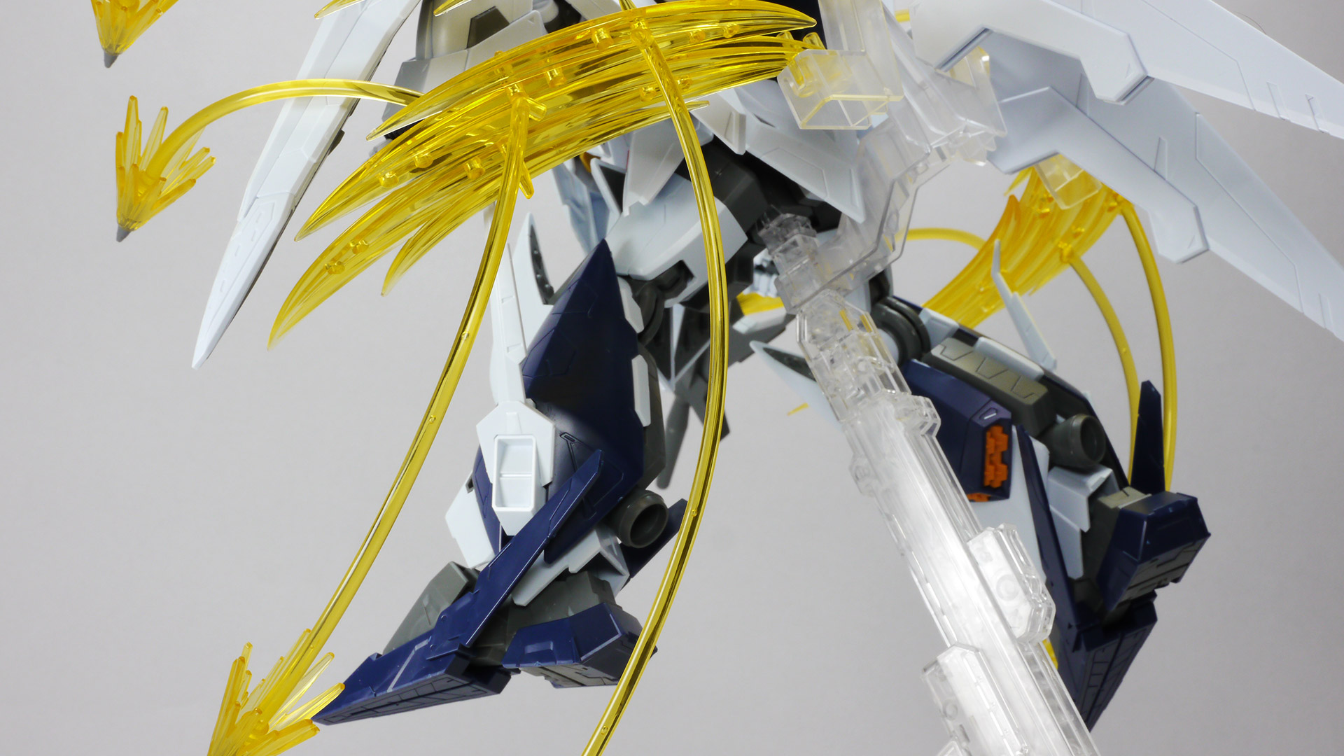対峙する2機のガンダム。当初ビーム・サーベルで斬り合うものの決着はつかない。いったん距離を取りお互いがファンネル・ミサイルの応酬に切り替えて再び距離を詰める2機の結末は……