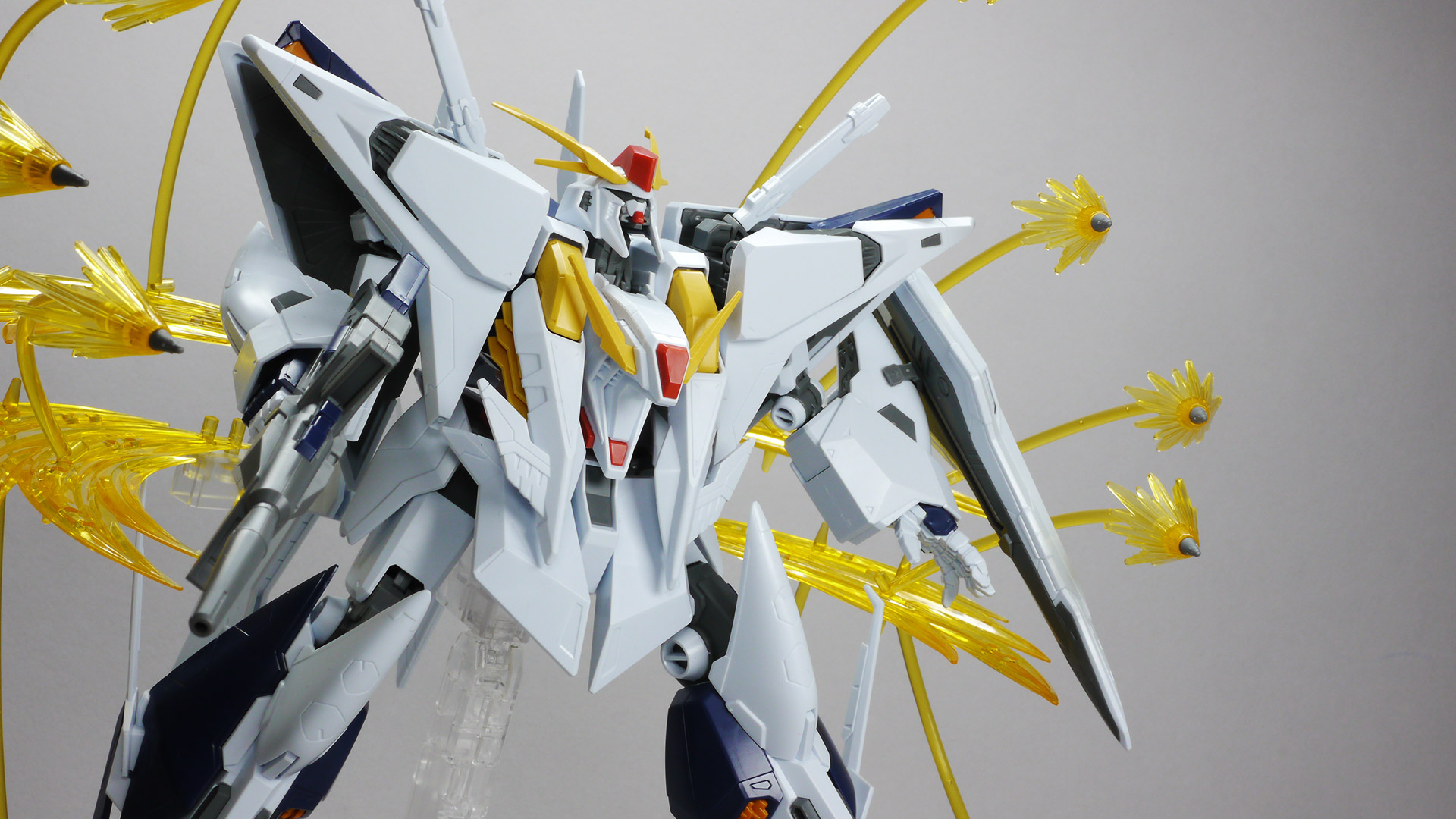 対峙する2機のガンダム。当初ビーム・サーベルで斬り合うものの決着はつかない。いったん距離を取りお互いがファンネル・ミサイルの応酬に切り替えて再び距離を詰める2機の結末は……