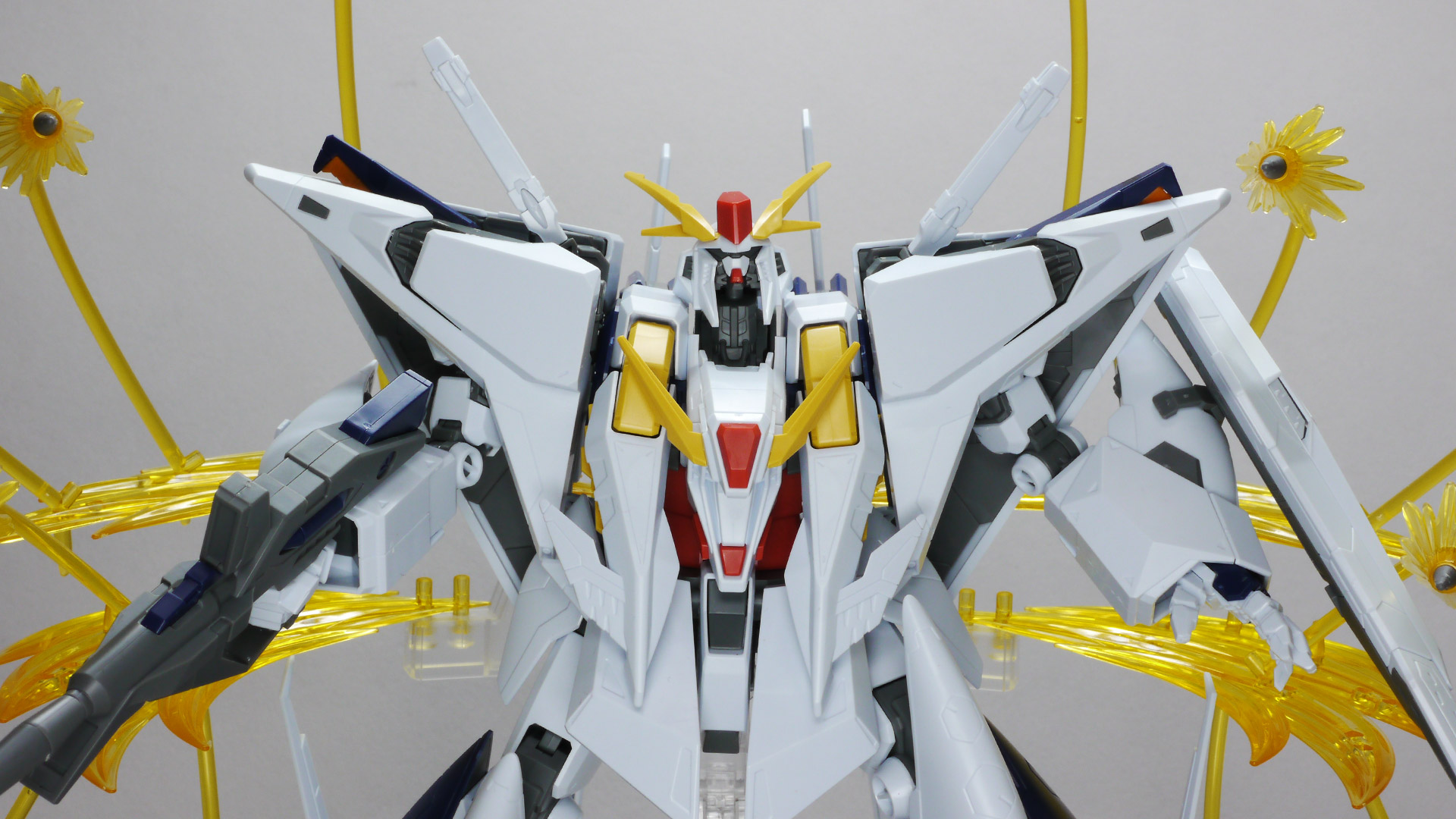 対峙する2機のガンダム。当初ビーム・サーベルで斬り合うものの決着はつかない。いったん距離を取りお互いがファンネル・ミサイルの応酬に切り替えて再び距離を詰める2機の結末は……