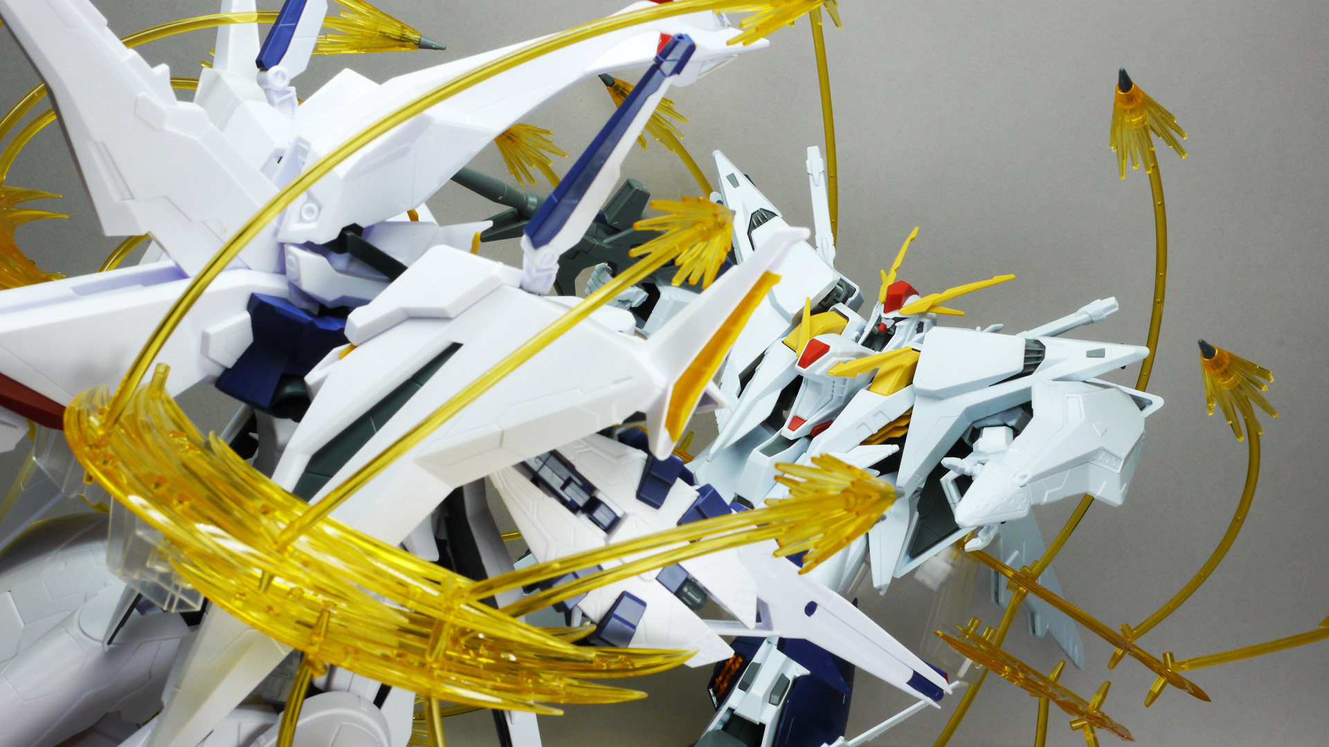 対峙する2機のガンダム。当初ビーム・サーベルで斬り合うものの決着はつかない。いったん距離を取りお互いがファンネル・ミサイルの応酬に切り替えて再び距離を詰める2機の結末は……