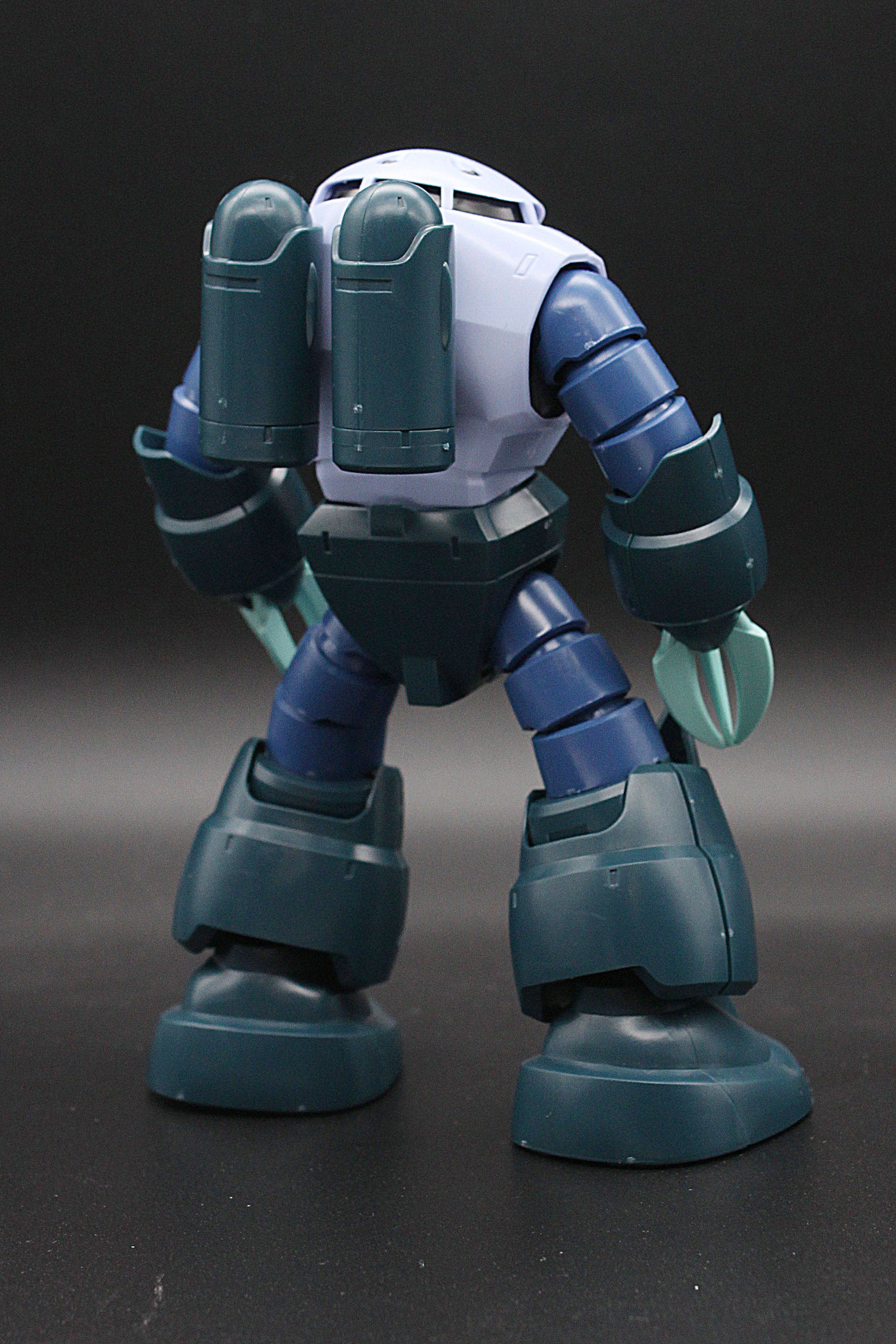 HG 1/144 ズゴック。770円(税込)というお手軽さで、組むだけなら1時間かかるかどうかというのも嬉しいキットです。この無塗装のズゴックに塗装をしていきます