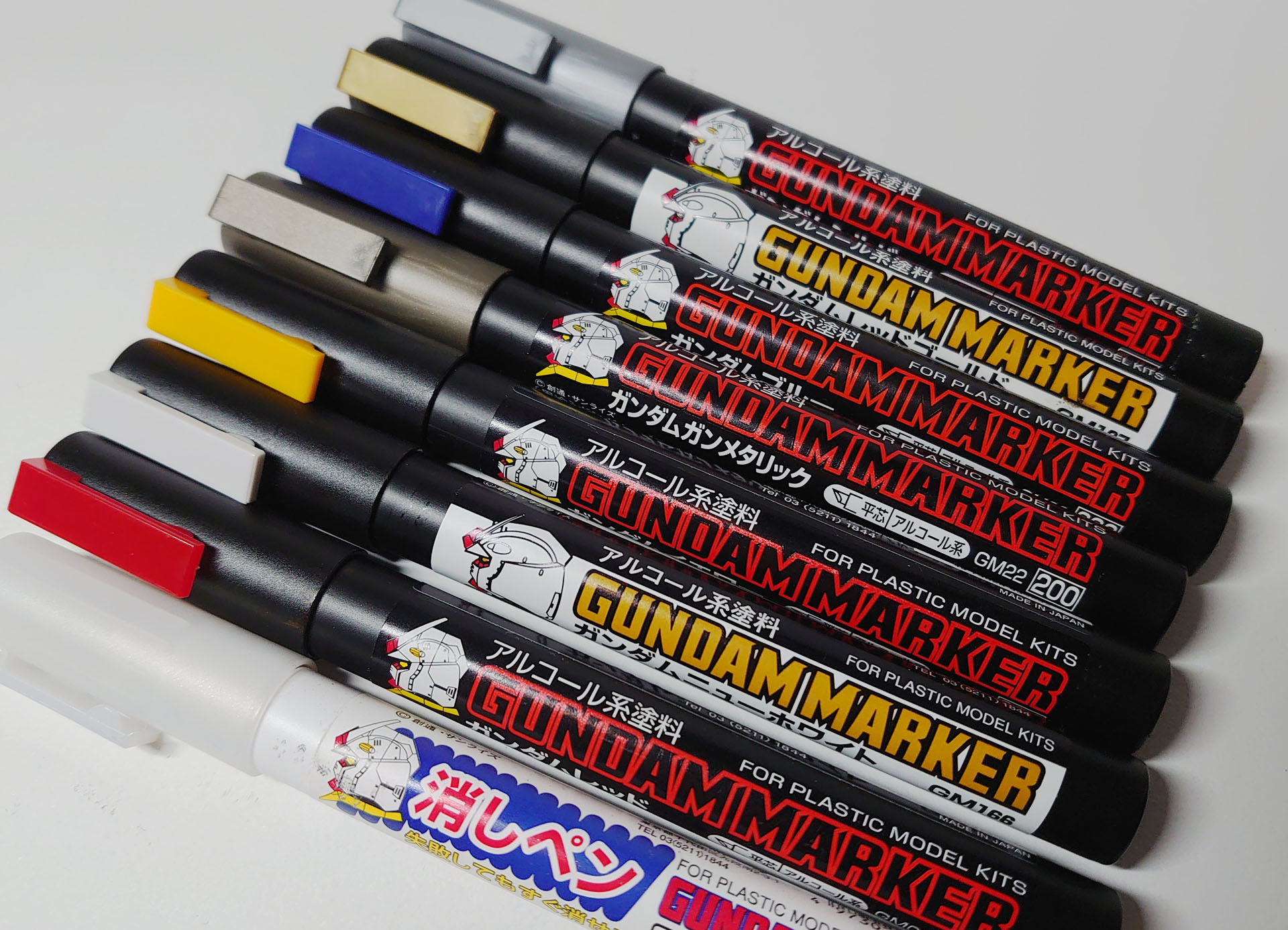 今回使用したガンダムマーカー各種。本格的なエアブラシ塗装をする場合でも、細かい箇所にチョンチョンと使ったりすることもあり便利です。また、実はガンダムマーカーだけで素晴らしい作例を作るモデラーさんもいらっしゃいます。