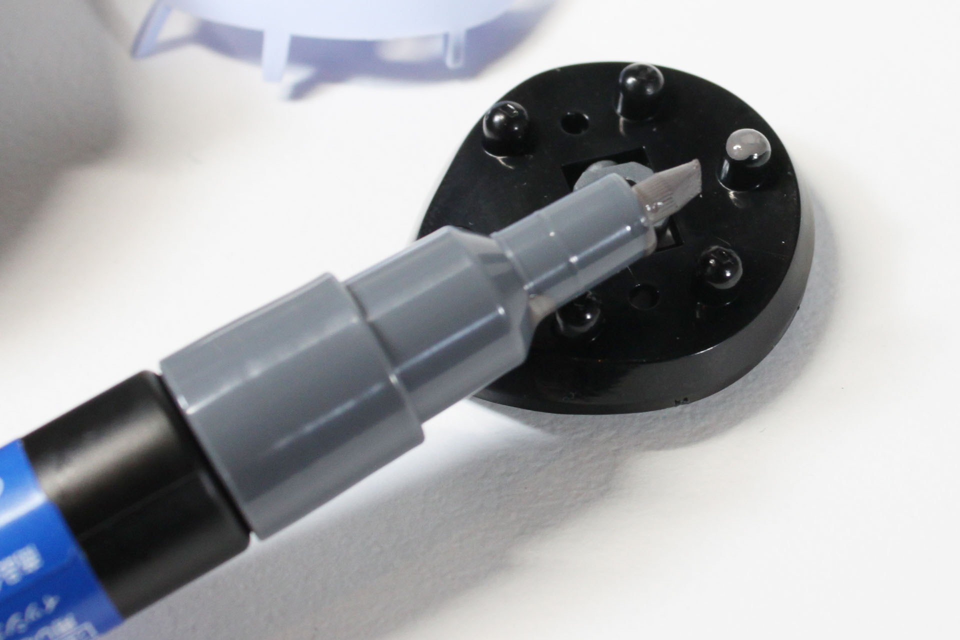 ミサイルにグレーを塗装中。いったん塗料を乗せたら、乾くまで塗り重ねるのを我慢しましょう。ペン先で生乾きの塗料を剥がしてしまい、汚くなる事故が起きます