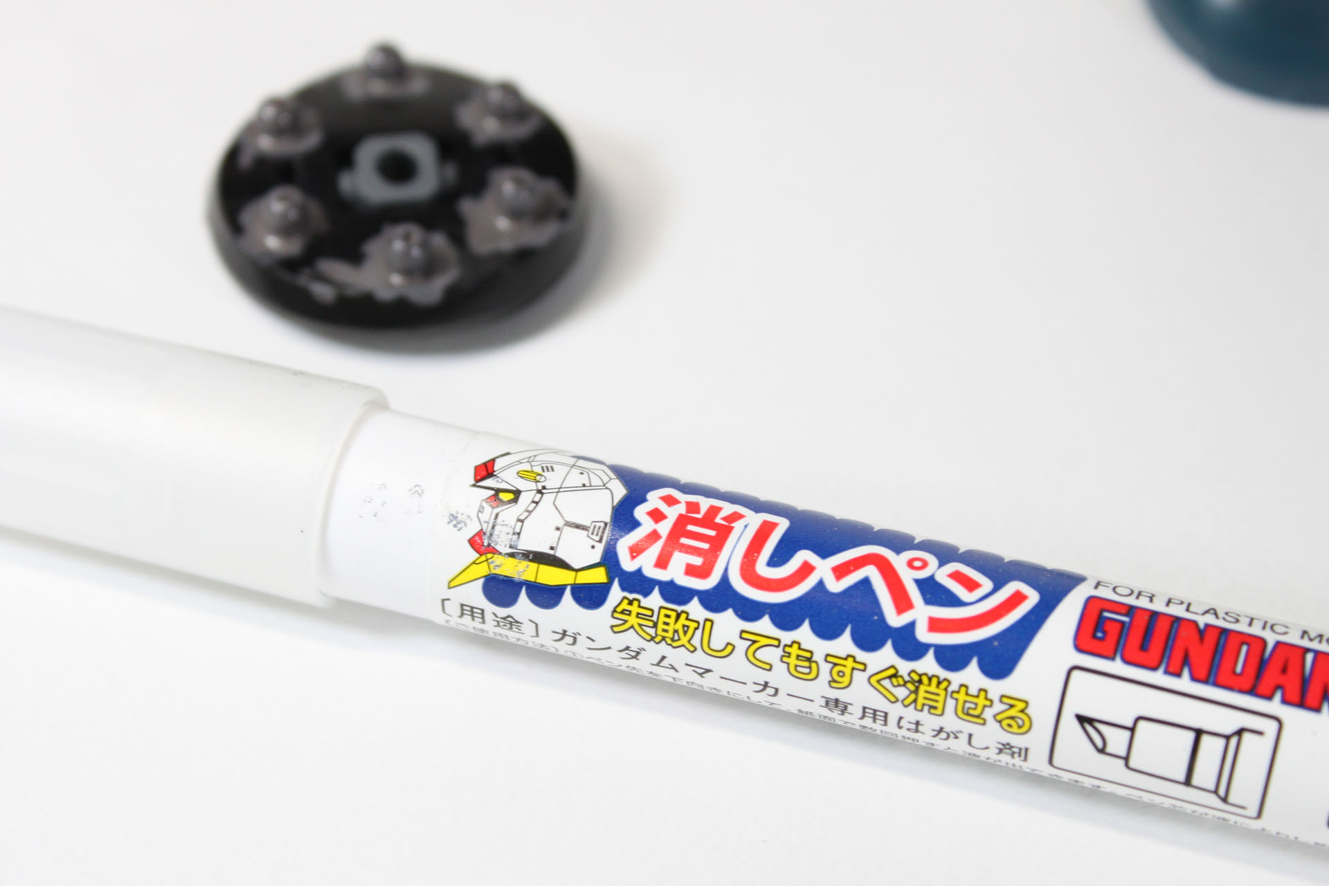 消しペンです。商品名は「ガンダムマーカー 消しペン」。税込275円です