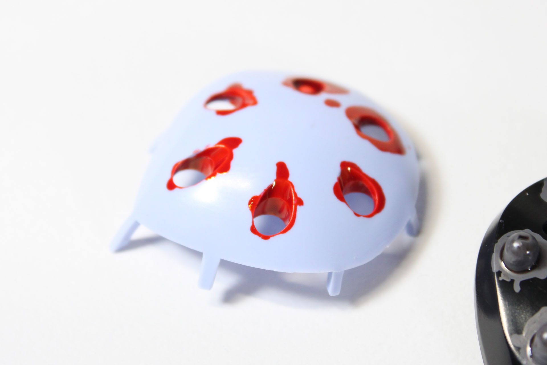 あまりにもはみ出してしまいましたが、塗り残したほうが面倒なので、じゃぶじゃぶと塗ってしまいました