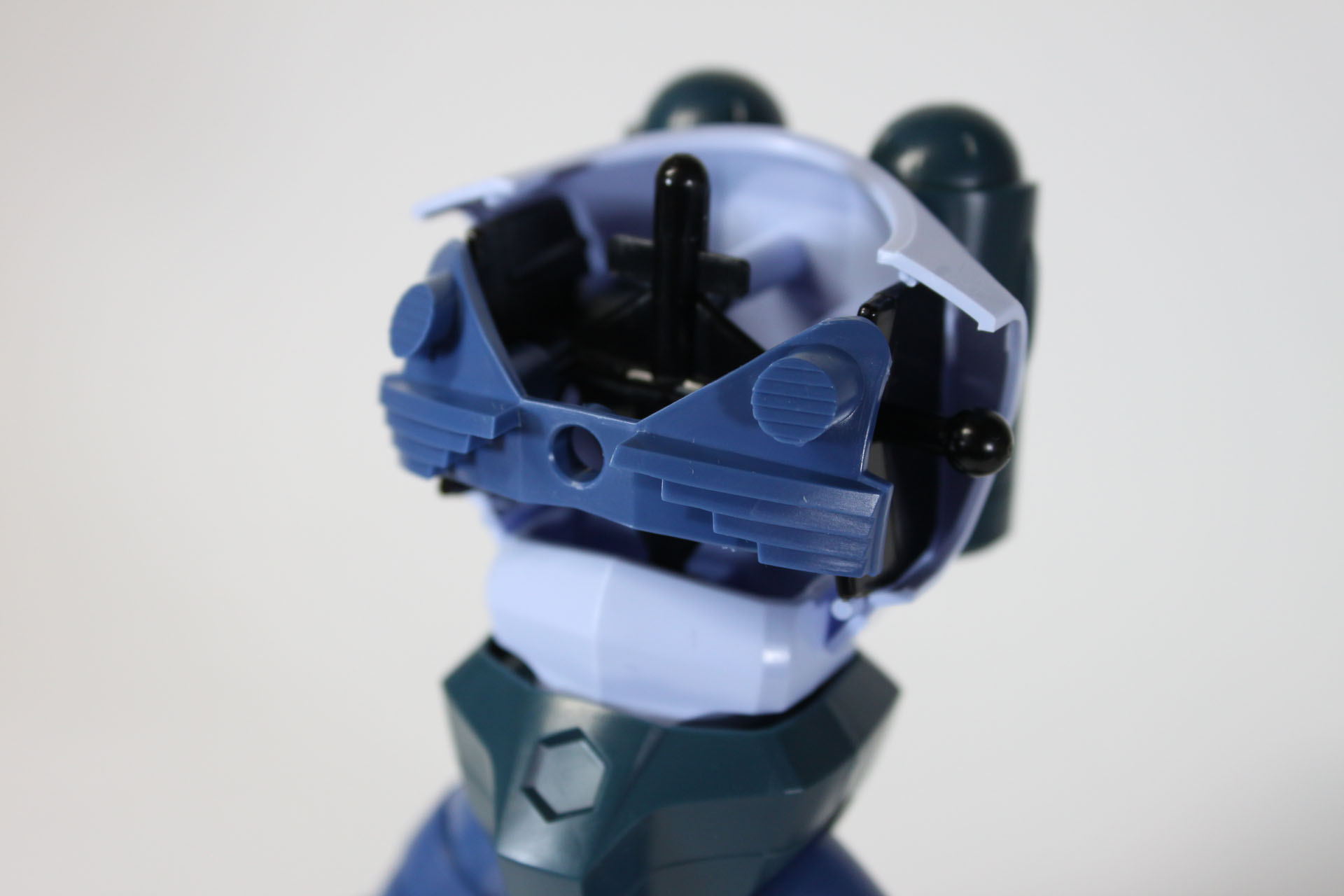 胸部カバーパーツを取り外せば、ダクトのパーツが現われます