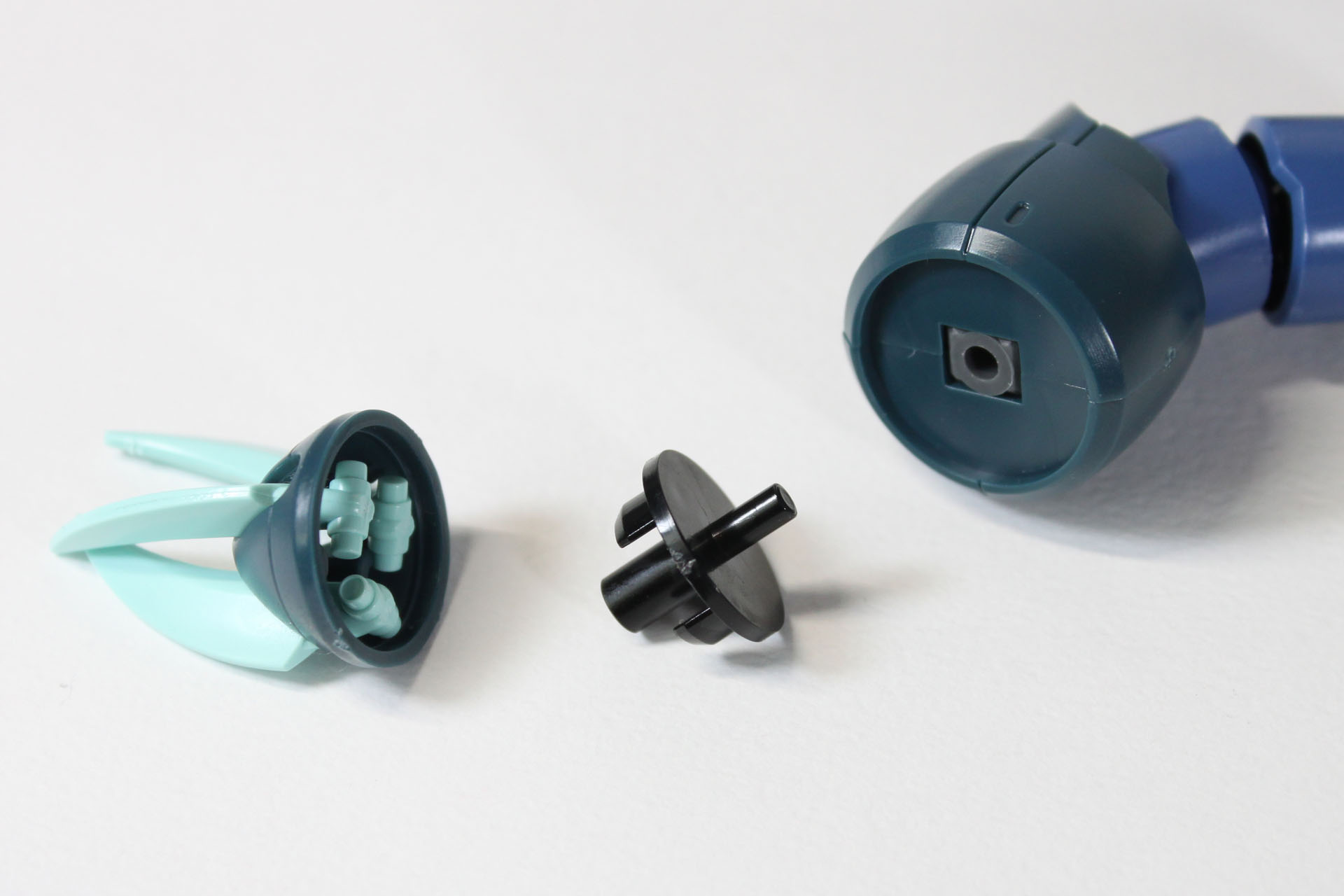 ネイルを分解して、ツメ部分を取り出します