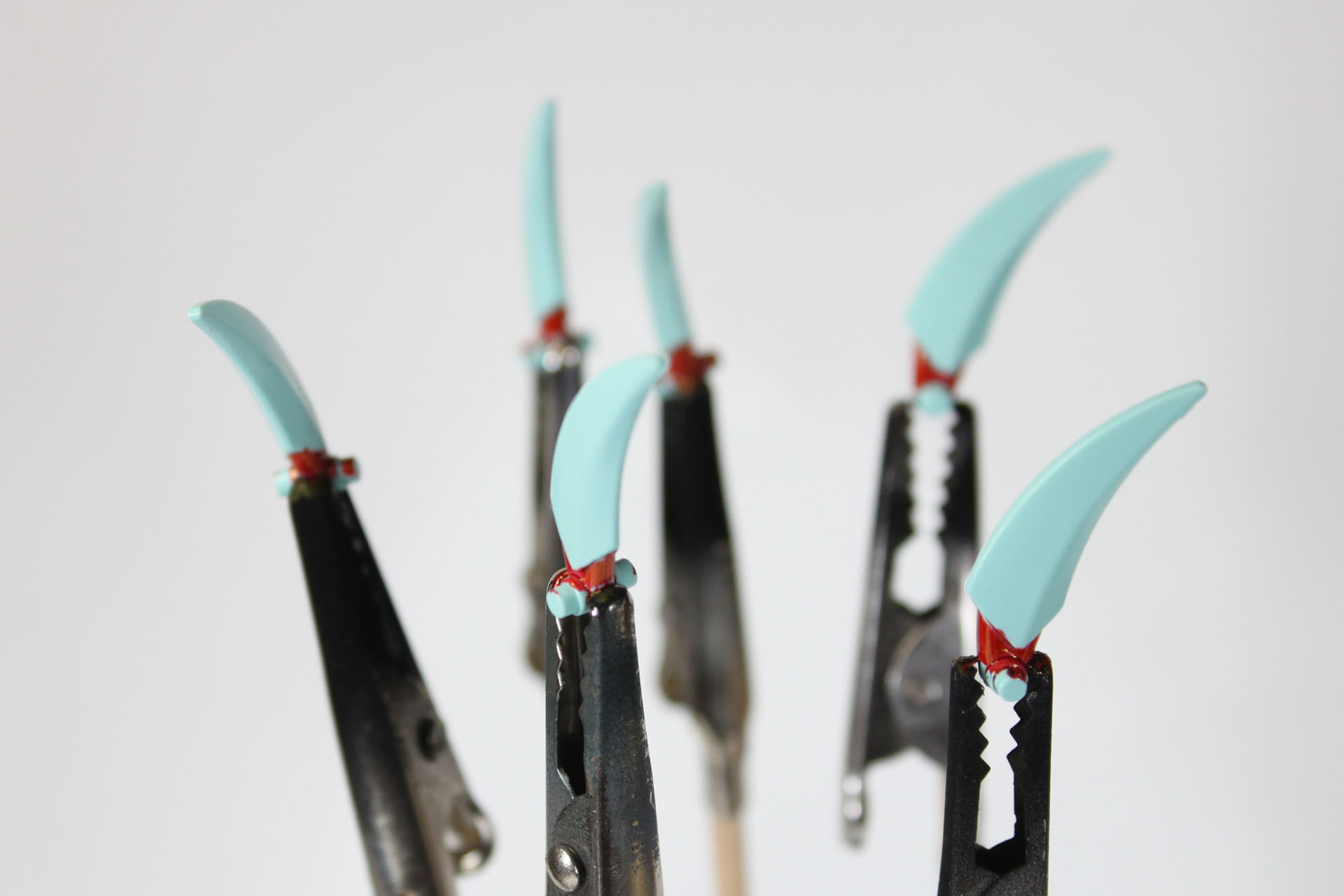 根元部分を赤で塗装。ハイドロジェットと同じく、きっちり塗り分けなくてもそれほどばれないので、お気軽に作業します