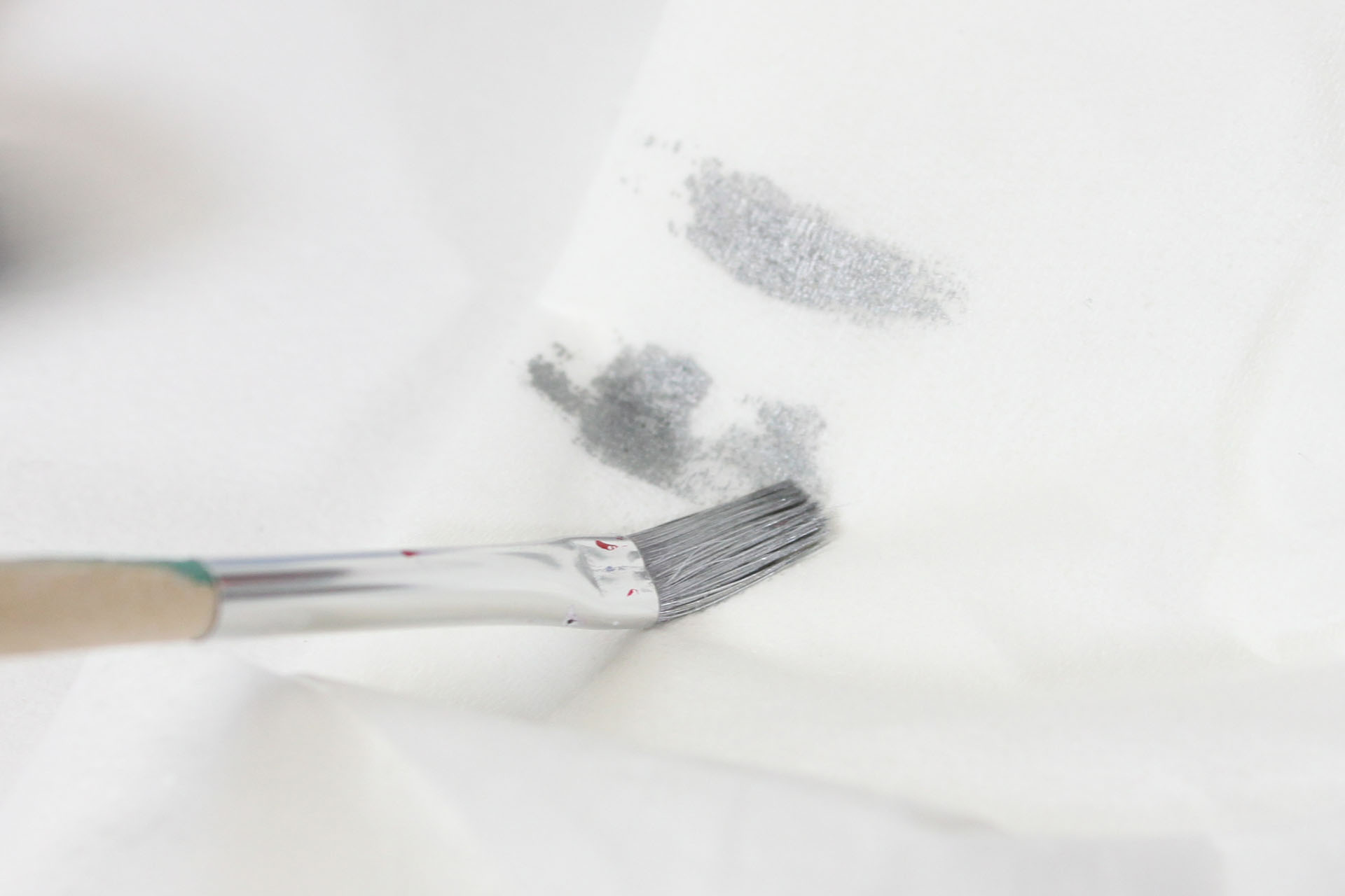 続いて塗料を染み込ませた筆をティッシュなどで拭って、さらにティッシュにゴシゴシと押し付け、筆をカサカサにします