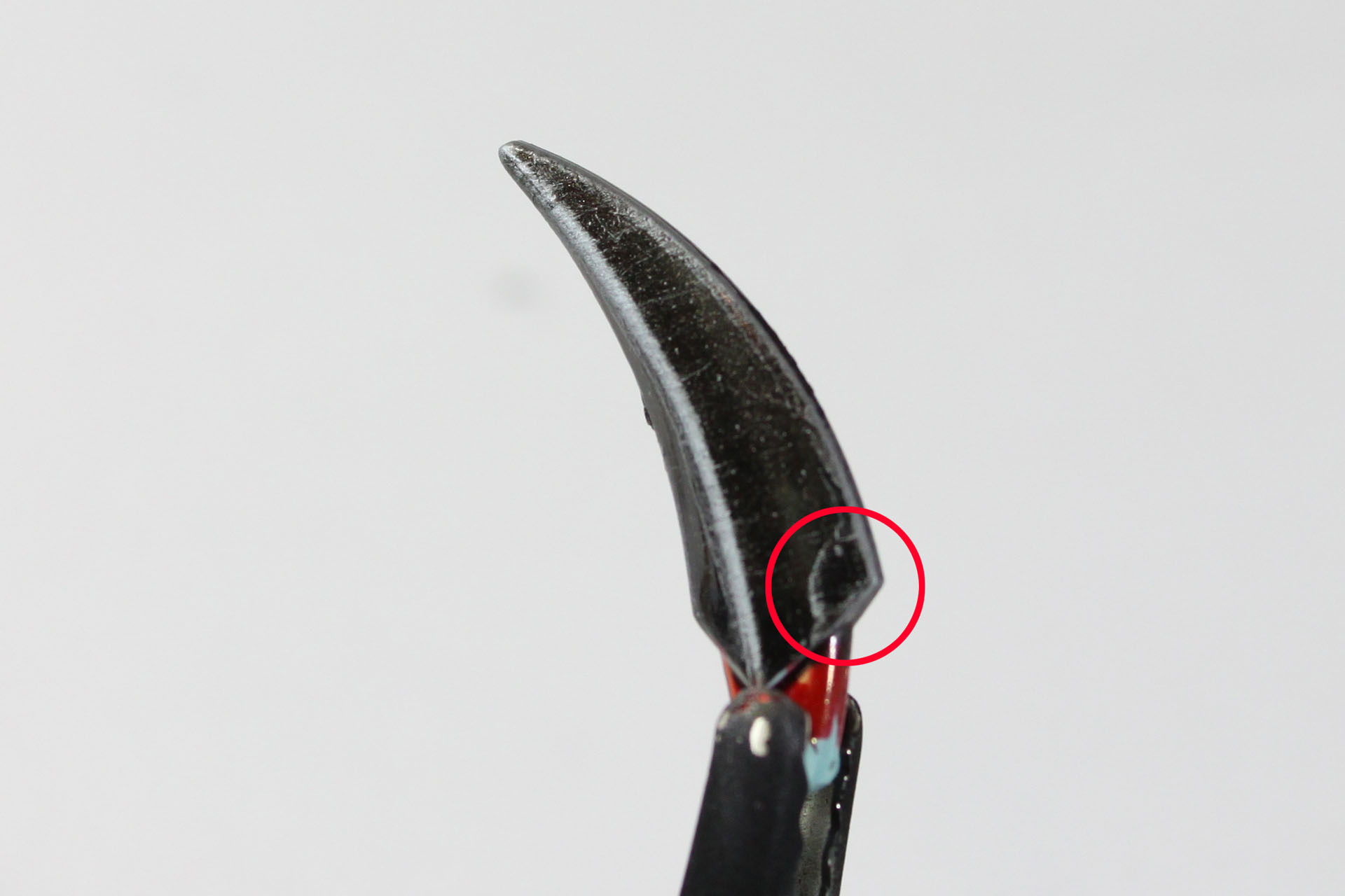 するとどうでしょう。シルバーが、凸部分にわずかに乗って、凹凸がくっきり浮き出てきます。ちなみに、赤丸で囲んだ部分は塗装ムラで塗料が盛り上がってしまっていた部分。こういう細かいところまで浮き彫りになるのです