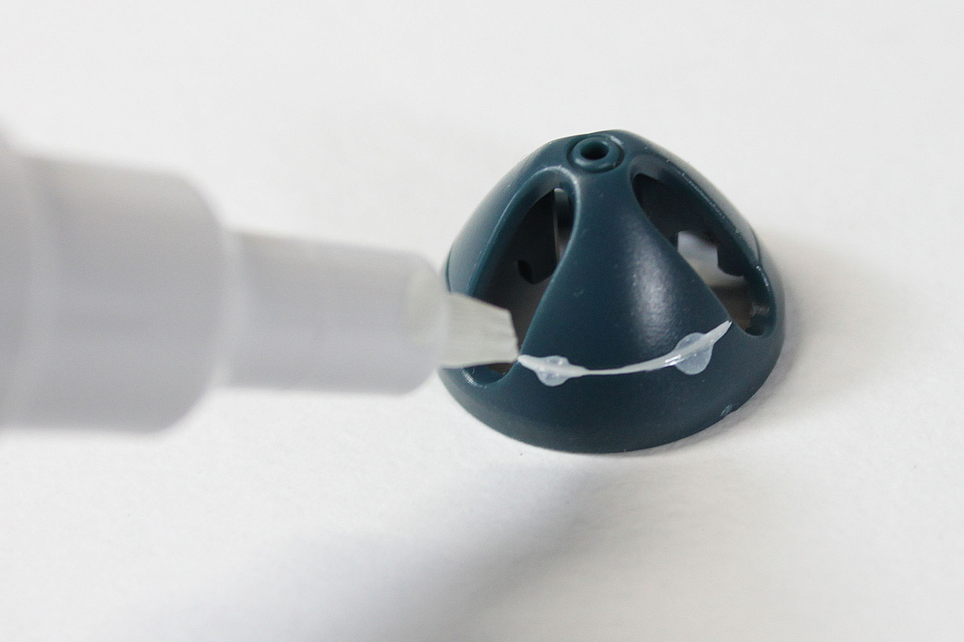 円錐状のパーツに入っているモールドにガンダムマーカーのホワイトを流し込み……。