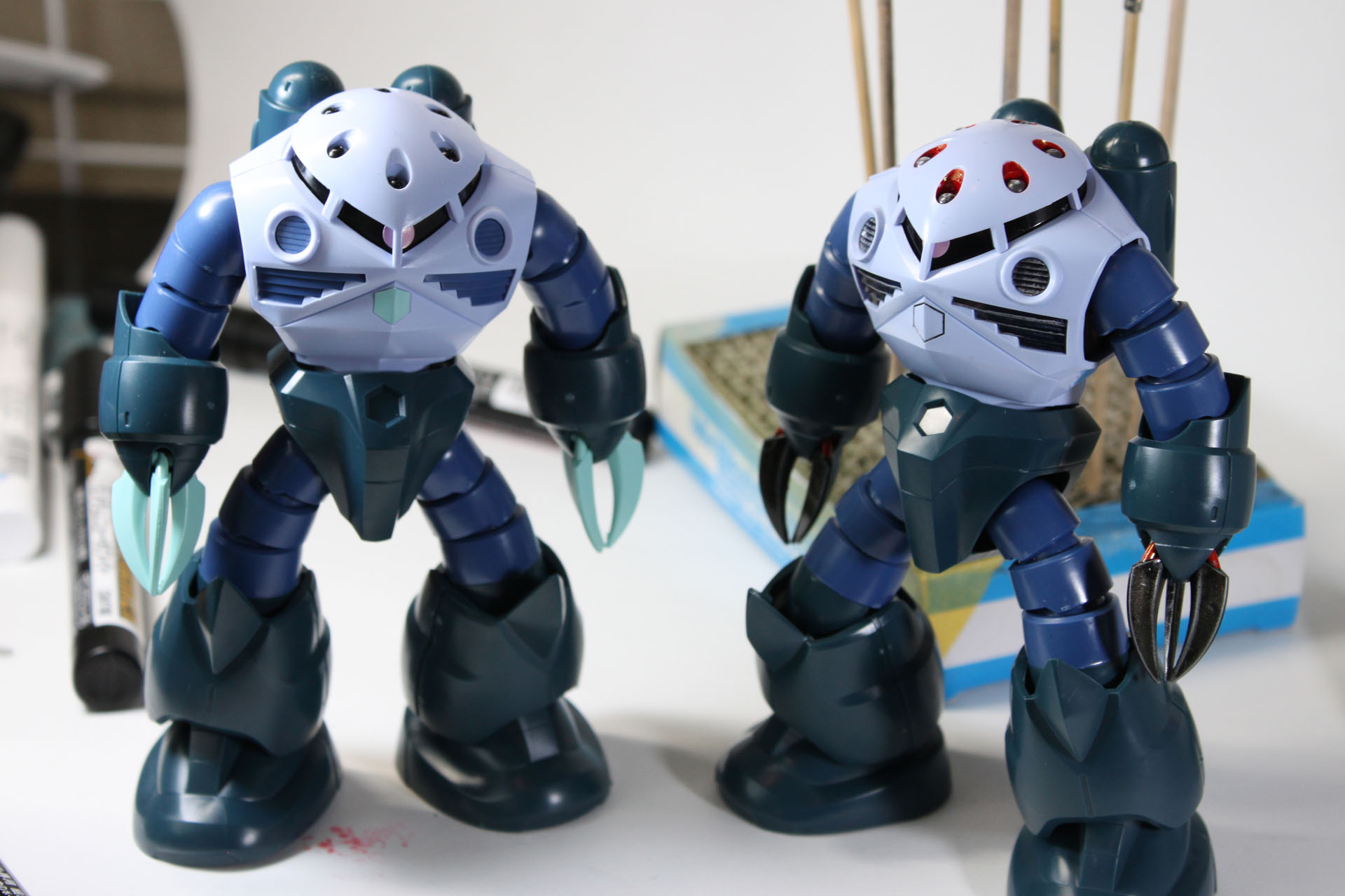 無塗装のズゴック（左）と今回部分塗装をしたもの（右）