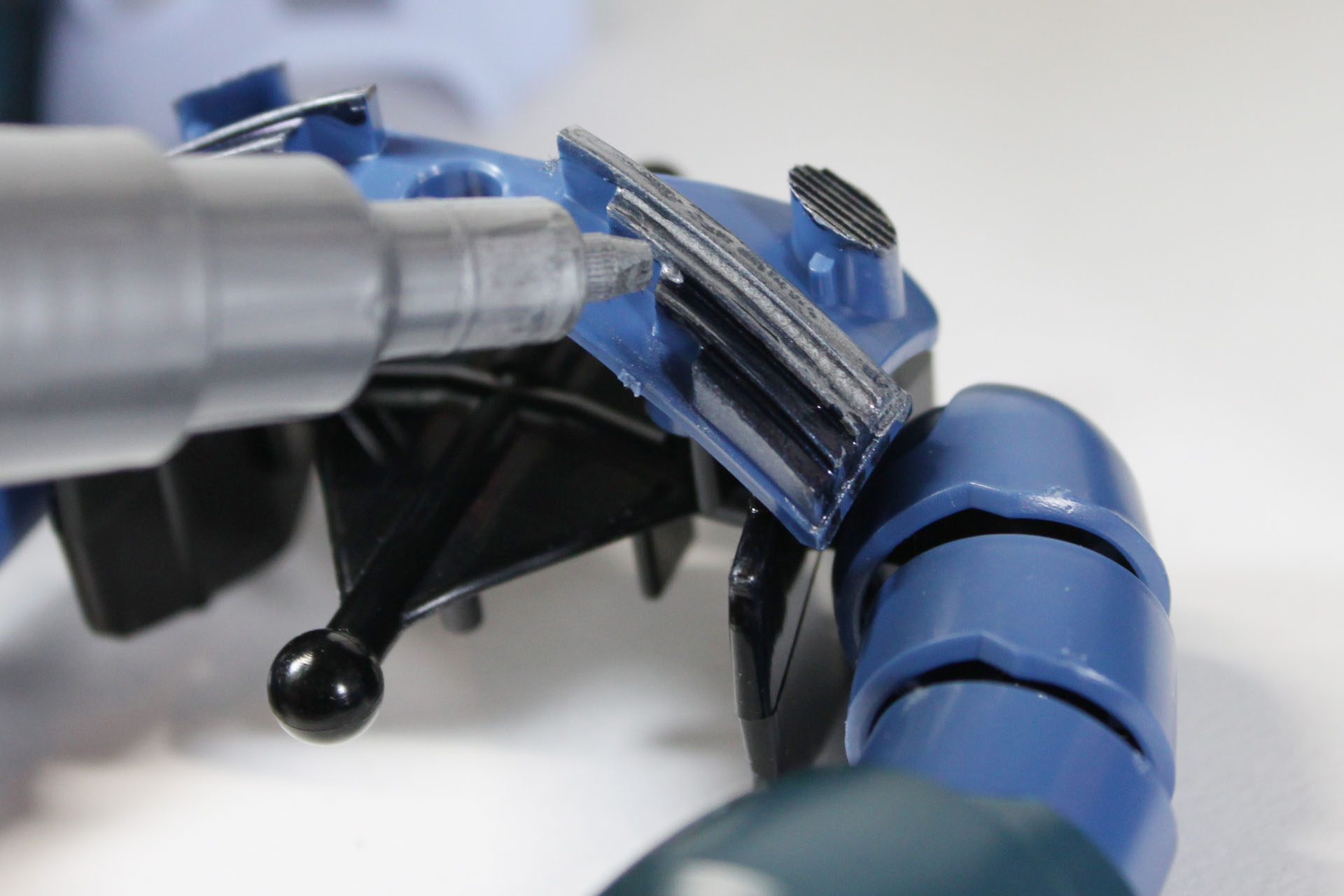 胸のダクトをシルバーに