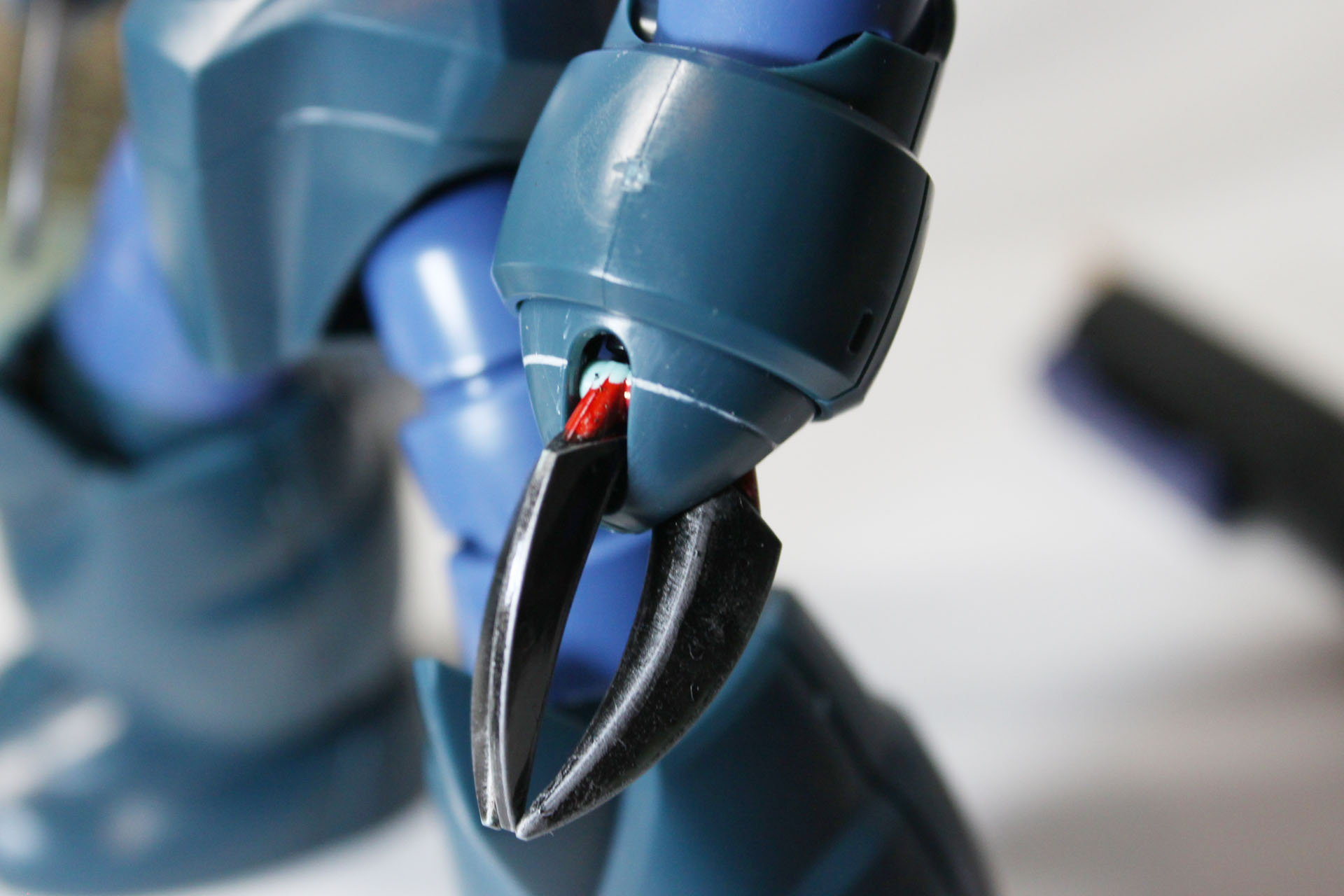 せっかくうまくいったなと思っていたアイアン・ネイルですが、レッドの部分に塗り残しが……