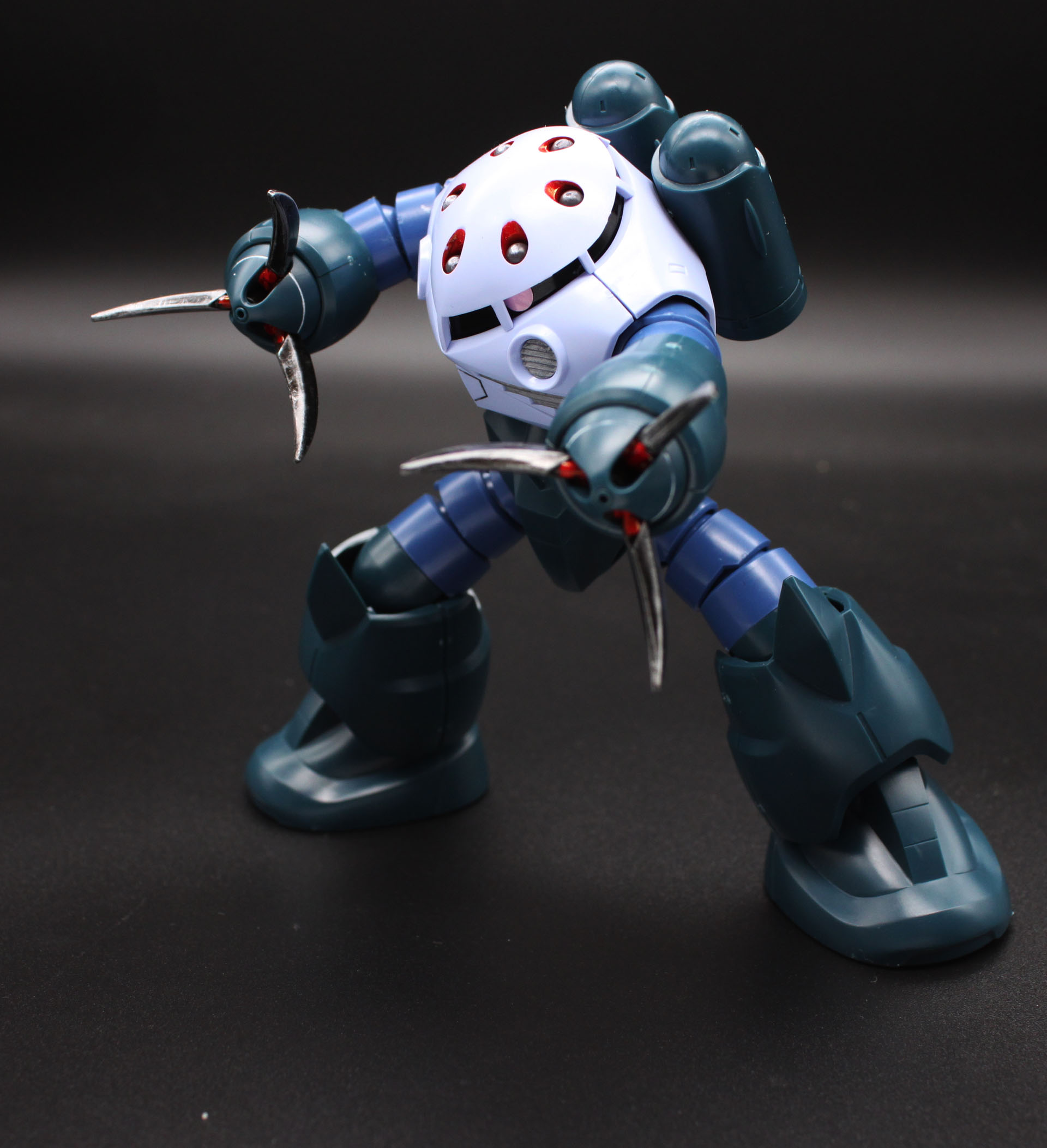 ズゴック的には定番の、ツメ開きポーズ