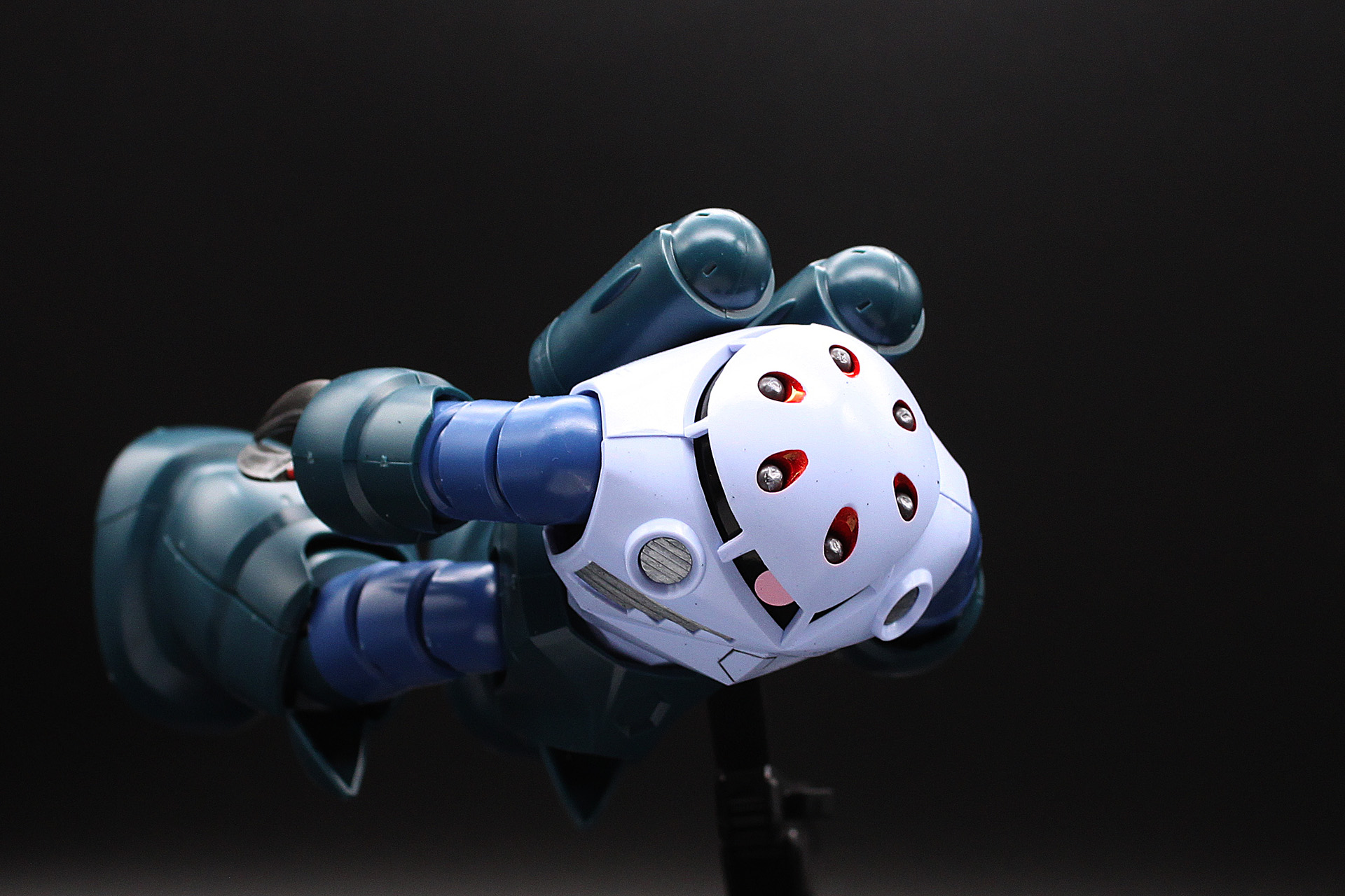 前から見れば、ミサイル射出口が強調されていい感じに