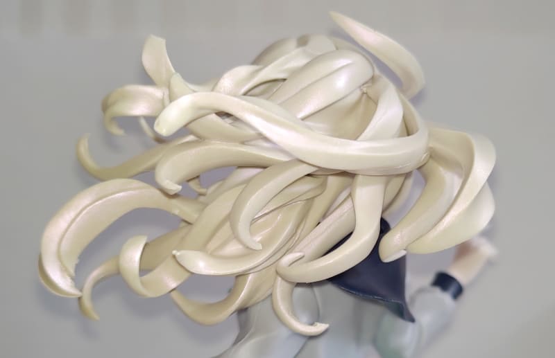 顔のデカールを貼り付けをした後に、髪の毛パーツの接着したため、髪の毛に引っかかって目のデカールが顔から剥がれ落ちていったときはヒヤヒヤ