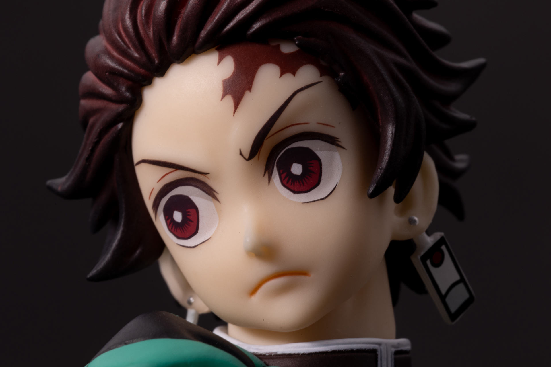 キリリとした炭治郎の表情。眉毛や大きな瞳、まつげなどしっかりと塗り分けられているのがわかる。