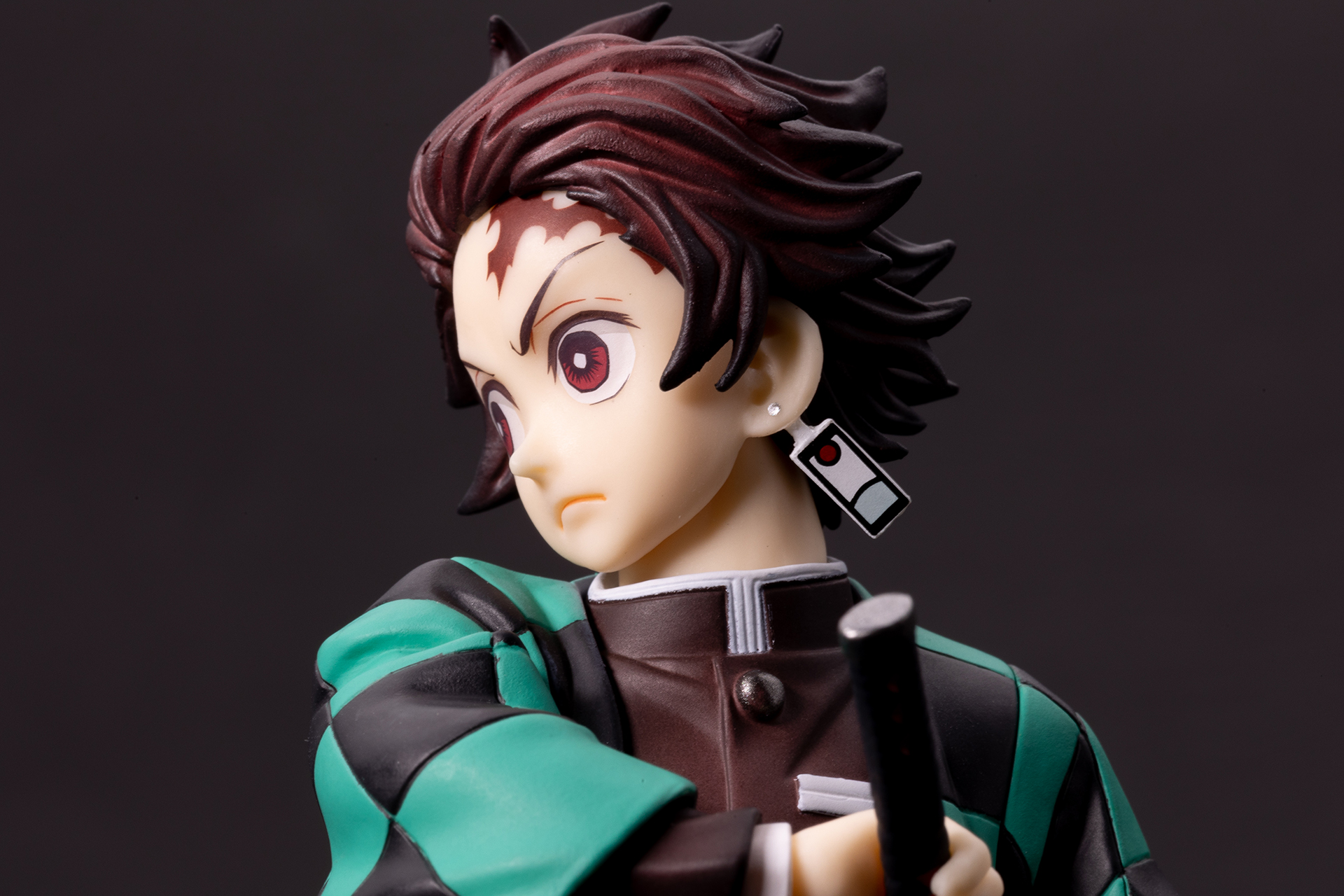 やや赤い色が混ざっているような、髪の毛。このグラデーション感も面白い。