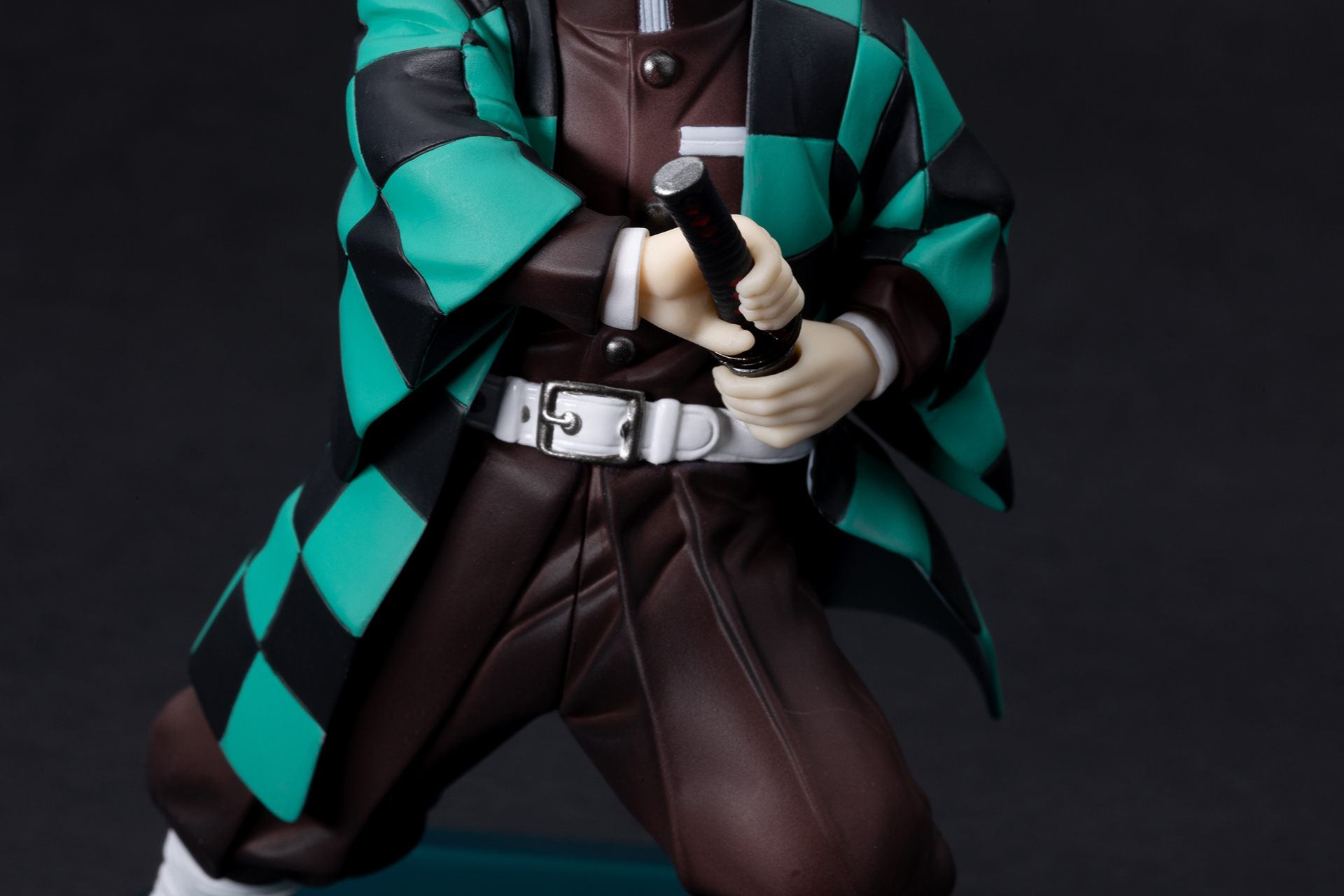 写真ではややわかりにくいが、漆黒の日輪刀も、赤い色がちゃんと入れられている。