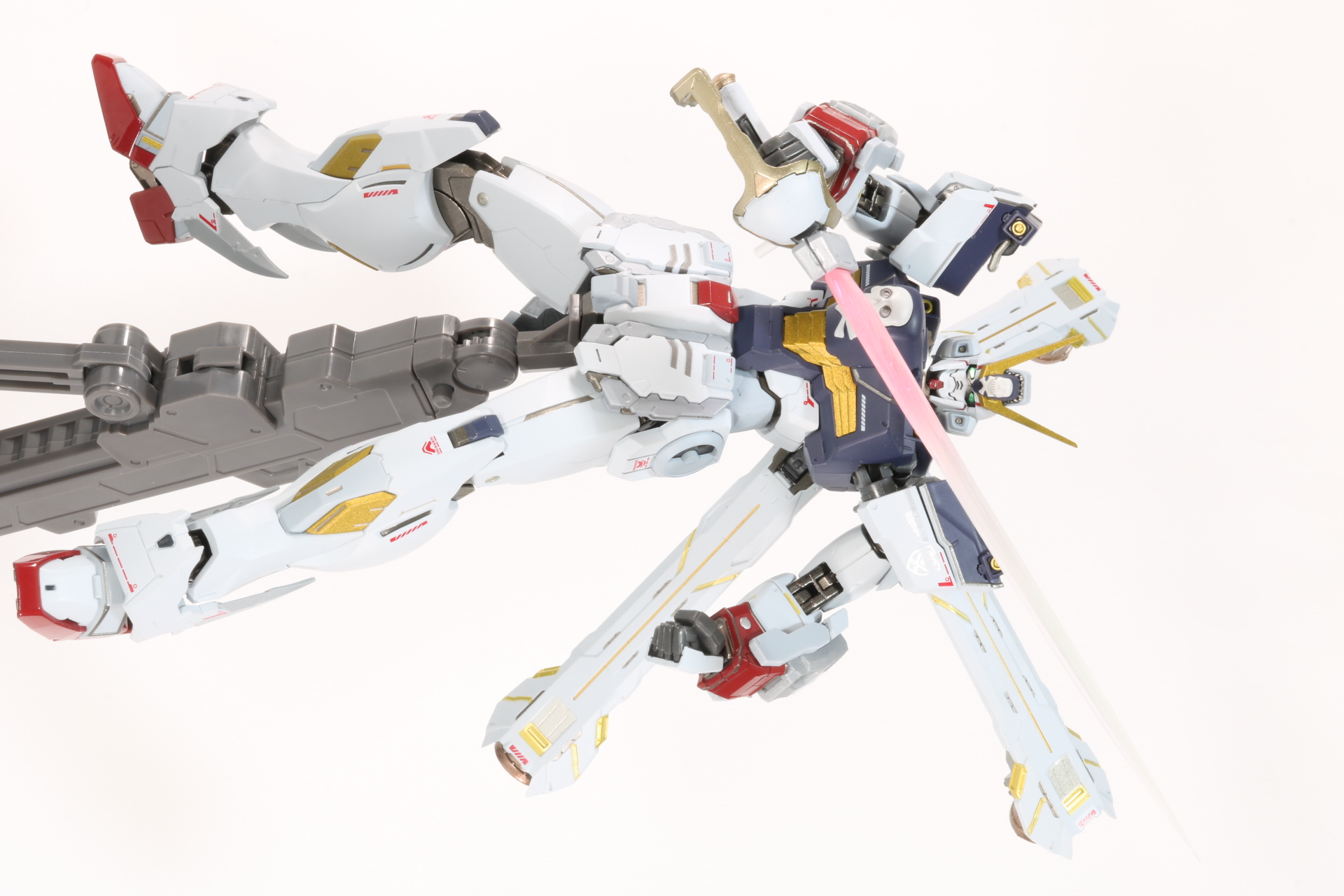 ビームザンバーのエフェクトは2種類あり、直線的なデザインと斬馬刀のような弧を描いたものがある