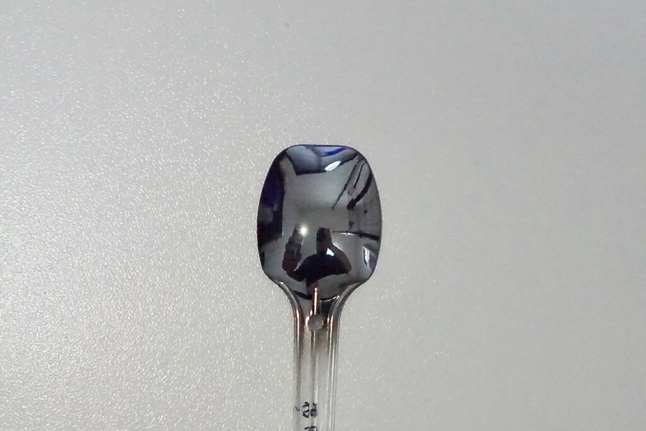 薄く重ね塗りを繰り返すことで美しく輝きます