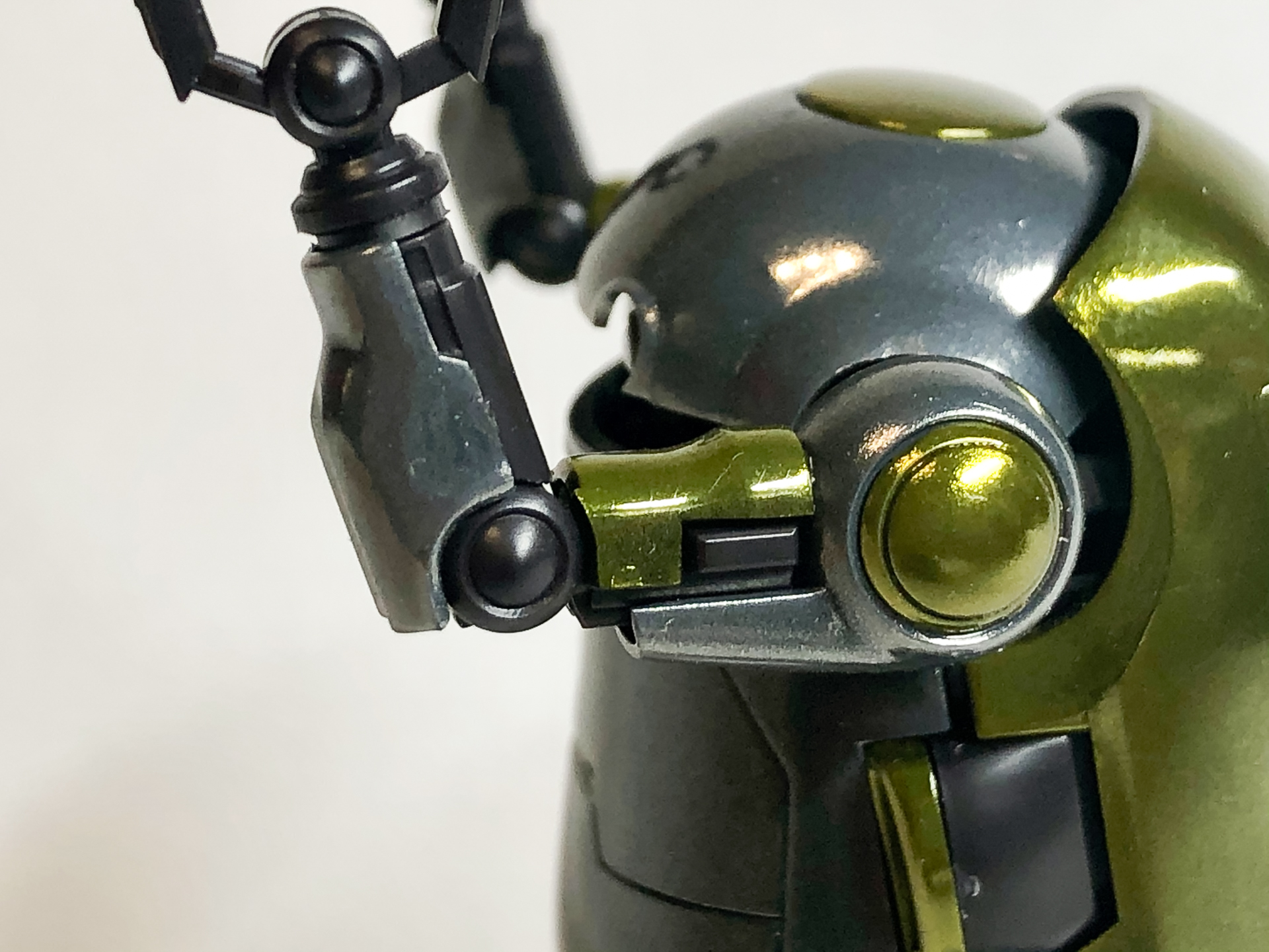 未塗装の間接部と見比べると光沢の質感がよくわかります