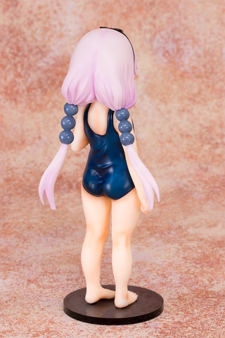 小林さんちのメイドラゴン」より、スクール水着姿の「トール」と