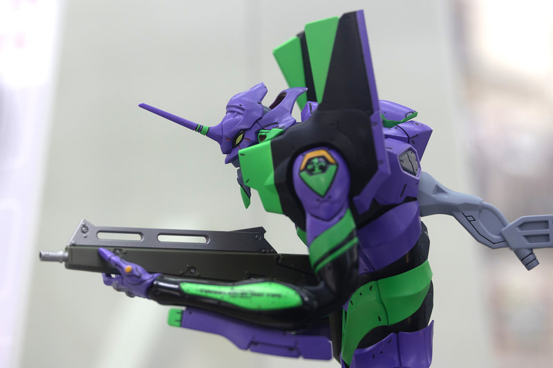 ウルトラマンなどにも通ずる、背中の丸まった感がエヴァらしさでもある