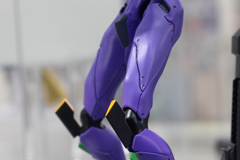 あまりエヴァの膝をまじまじと見たことはなかったが、なかなか面白い形状をしている
