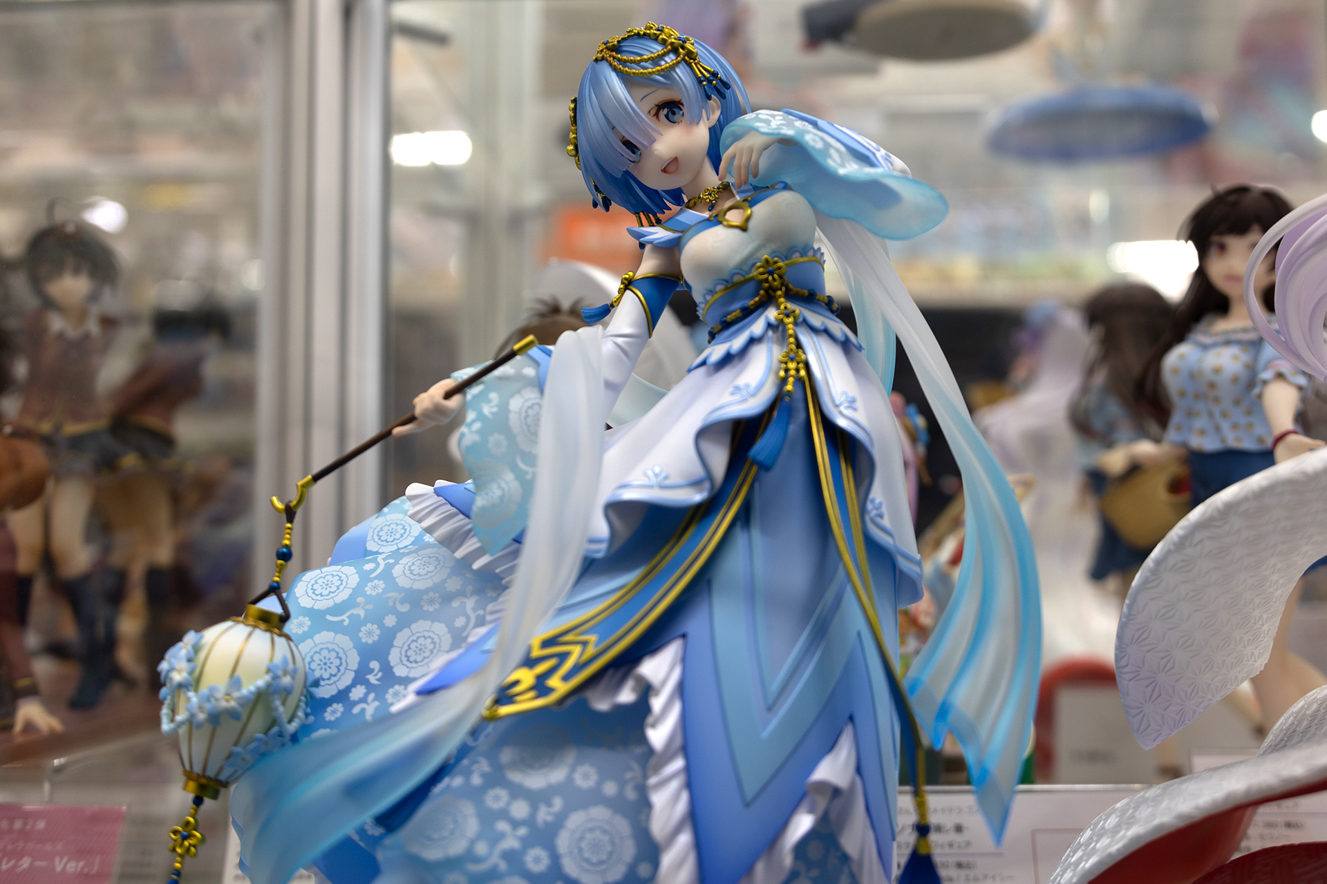 レムが身につけている衣装は何層にも分かれているが、色合いのせいもあってか、なぜか涼しげに見えてくるから不思議だ