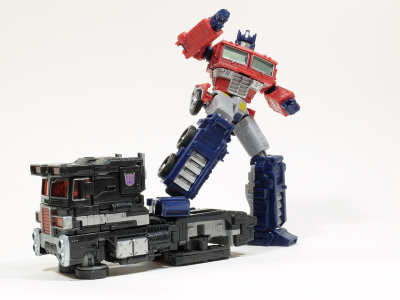 変形ロボットの魅力の1つは、変形ギミックを従来の変形以外にも活用できる点だ。例えば「WFC-11 オプティマスプライム」はそのままだと腰部の回転ギミックが活かせない作りだが、トラクターヘッドへの変形時のように背面パーツを展開したままにすることで腰部の回転など可動域が格段に広がる。また、「WFC-16 ネメシスプライム」のトラクターヘッド変形時に、全てのタイヤを回転させる機構を利用して、これらのタイヤ全てを底面に向ける事でオリジナルのホバーモードが爆誕だ!