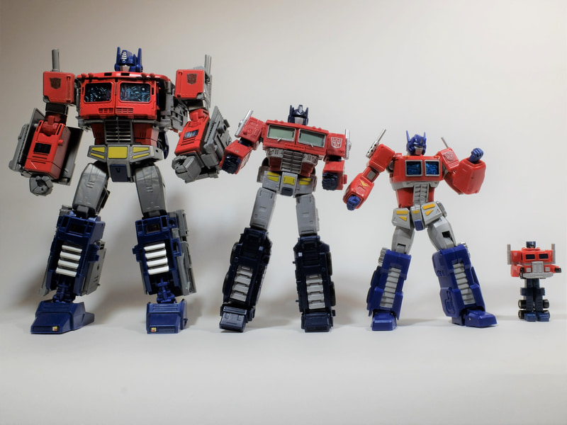 左から順に全高23cmの「PP-09 オプティマスプライム」、17.5cmの「WFC-11 オプティマスプライム」、15.5cmの「アメイジング・ヤマグチ 014 コンボイ」、5.5cmの「極小変形 トランスフォーマー VSXセット」