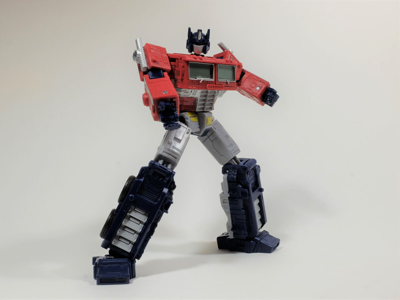 実に“コンボイ”らしいスタイリッシュなボディを再現している