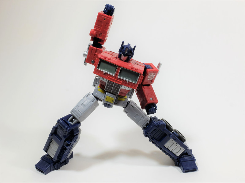 足首がそれぞれ内側に開く作りのおかげで足裏が全て地面につくように調整できるので、ポーズをとりながらも安定した自立が行なえる