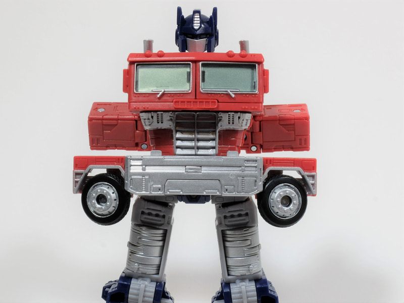 　背中にある車輪を開いて、ひっくり返す。ここで腰を半周させて真逆を向かせる。さらに腰部背面の両サイドを開いておく。