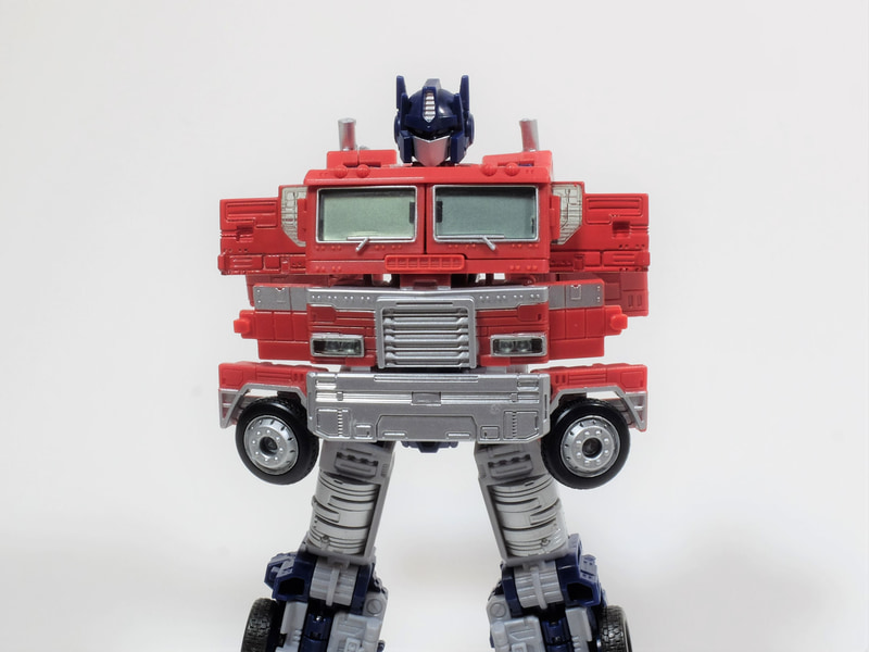 展開したトラクターヘッドのフロント部を元に戻し、そのままバンパー部の爪にカチッとハメる