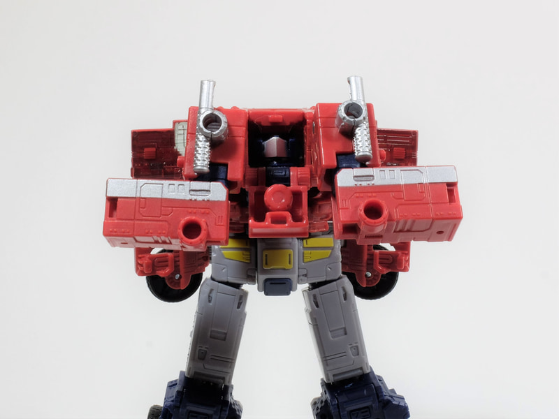 頭部の収納は後頭部にあるくぼみに爪をひっかけて、後ろに倒して収納スペースを開き、そこに頭部を回転させながら収納する。収納後は再度戻して収納スペースを閉じる