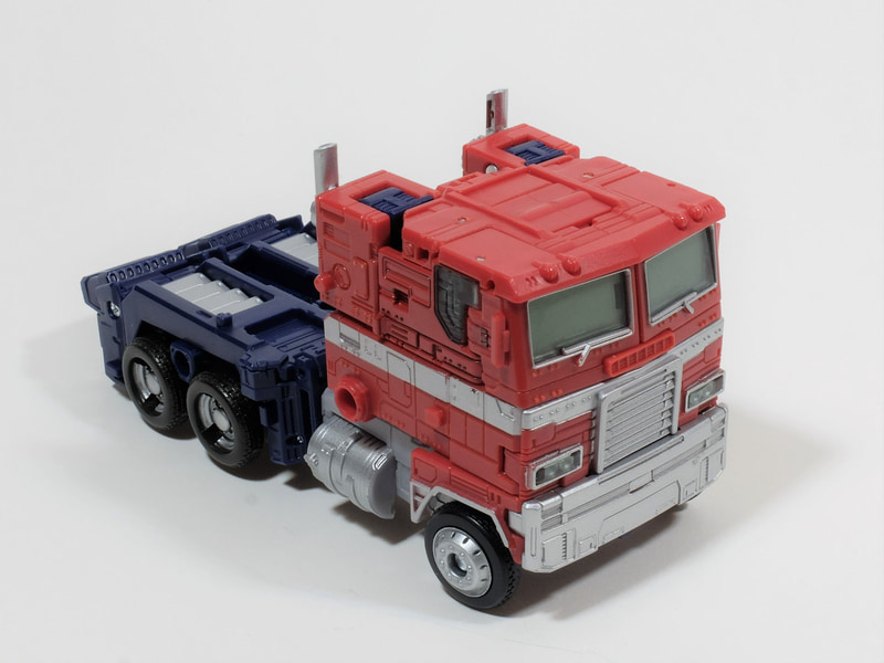 トラクターヘッドの完成度がかなり高く、車の玩具として置いておいても遜色ないレベル……はさすがに言い過ぎか