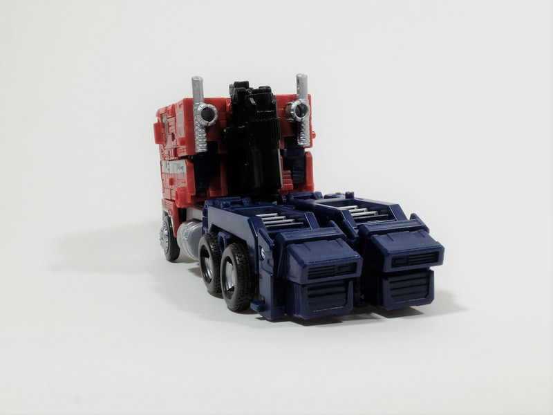 トラクターヘッド背面にはハンドバズーカを折り畳んで収納できる