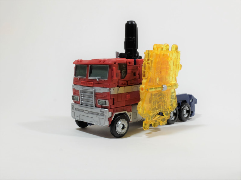 オプティマスプライムのボディをよく見ると随所に意味ありげな穴が用意されているが、これを利用して径の同じ武器類を装着してオリジナルの遊び方ができるようになっている