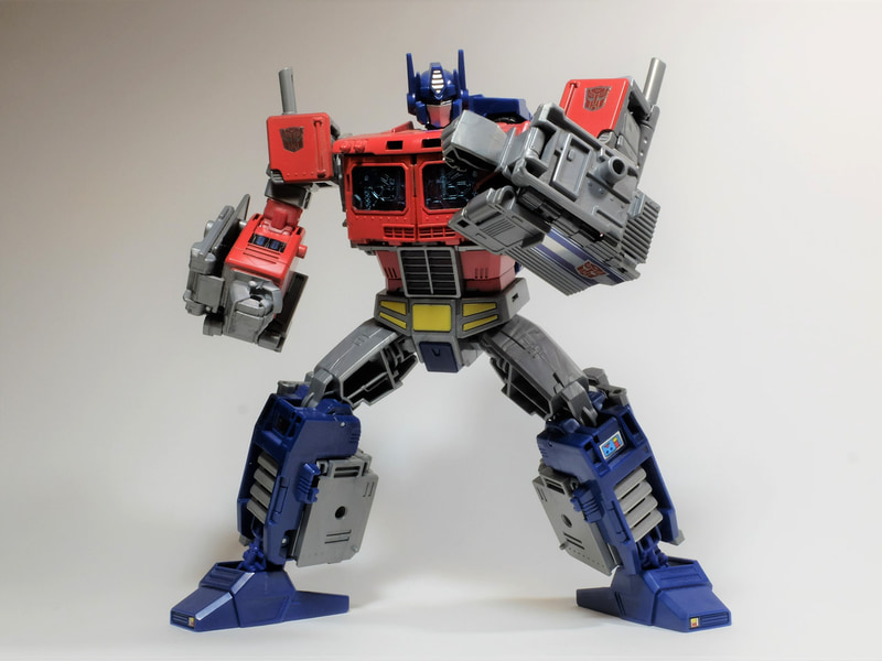 PP-09 オプティマスプライムは全体的にかなりサイズが大きく、腕周りも独創的なデザインになっている。可動もかなりあちこちが動作するので遊んでいると面白い