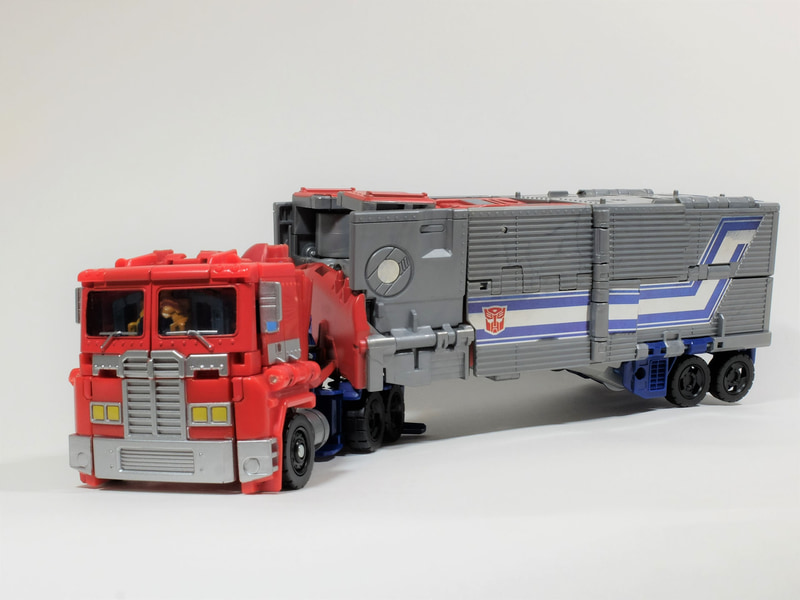 変形すると手や足など本体の大多数の部分がトレーラー部へとトランスフォームし、トレーラーヘッド部のみがトレーラーヘッドに変形するやや特殊な変形となっている