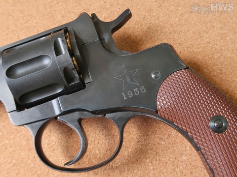 ソ連兵装備としても注目！ モデルガン「ナガンM1895リボルバー