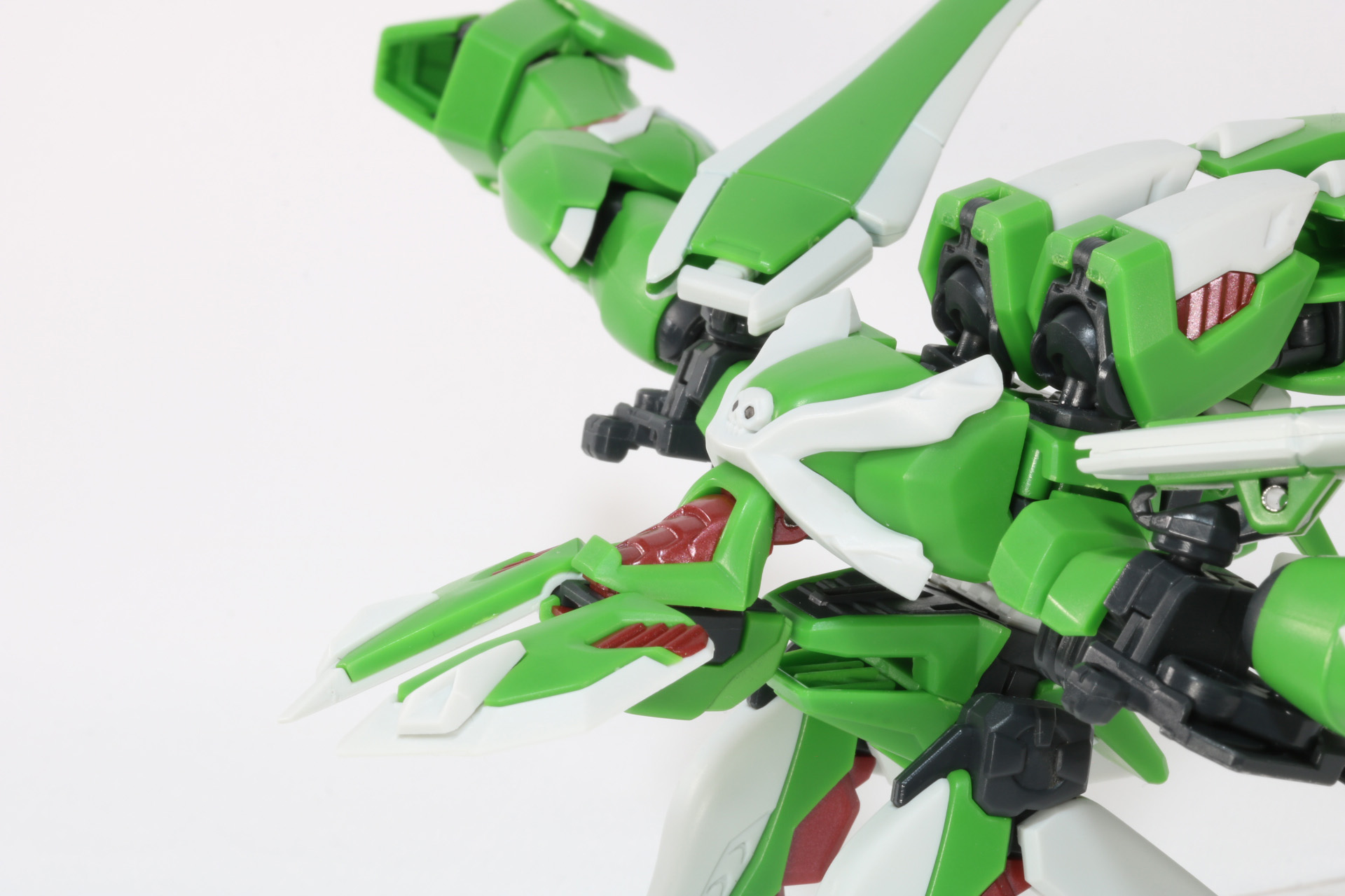 腕部パーツの移動と取り外していたフロントアーマーを装着