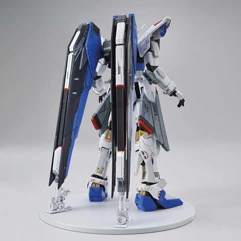 上海の実物大フリーダムガンダム立像がプラモデル化